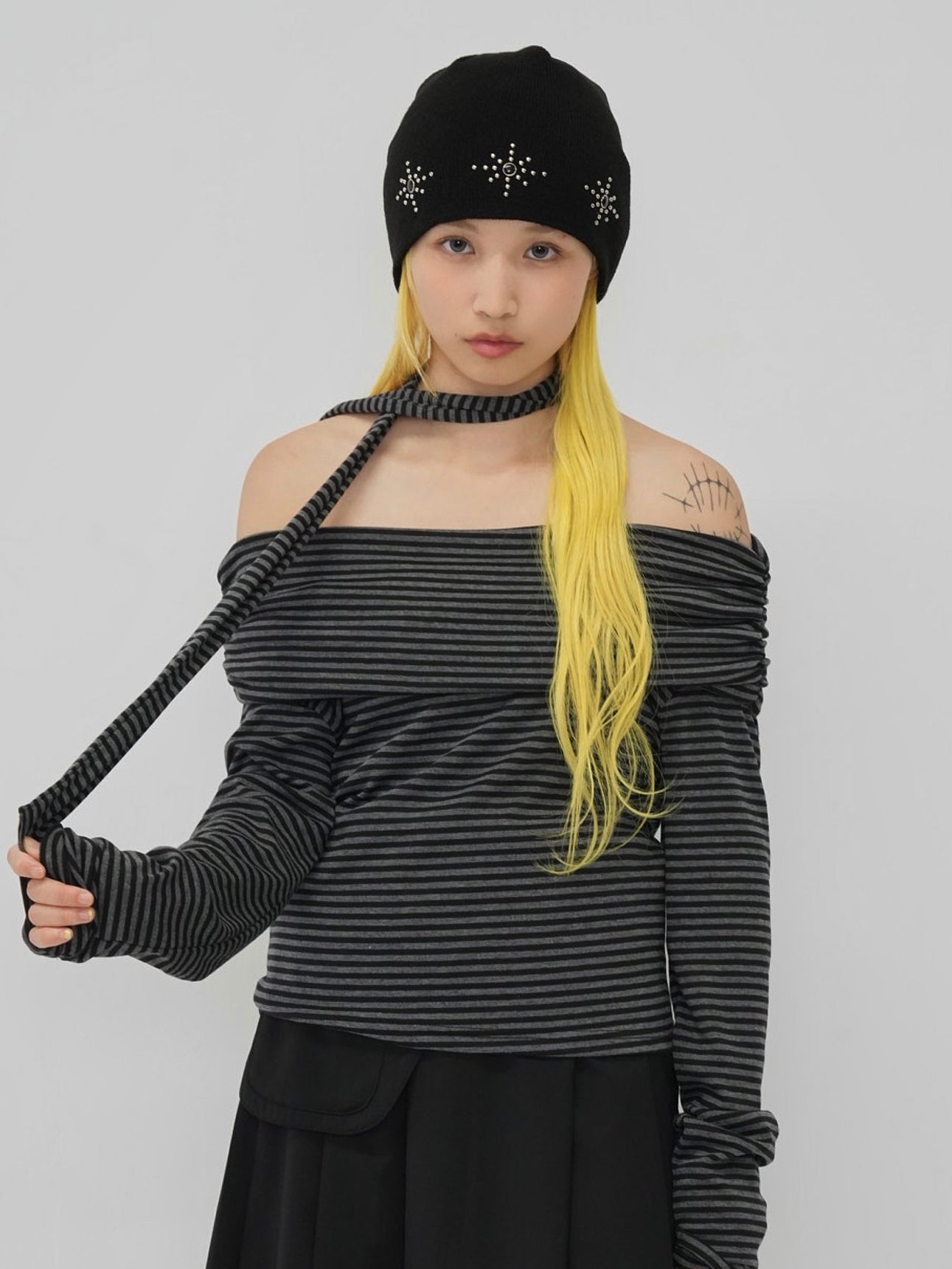 border offshoulder scarf tops