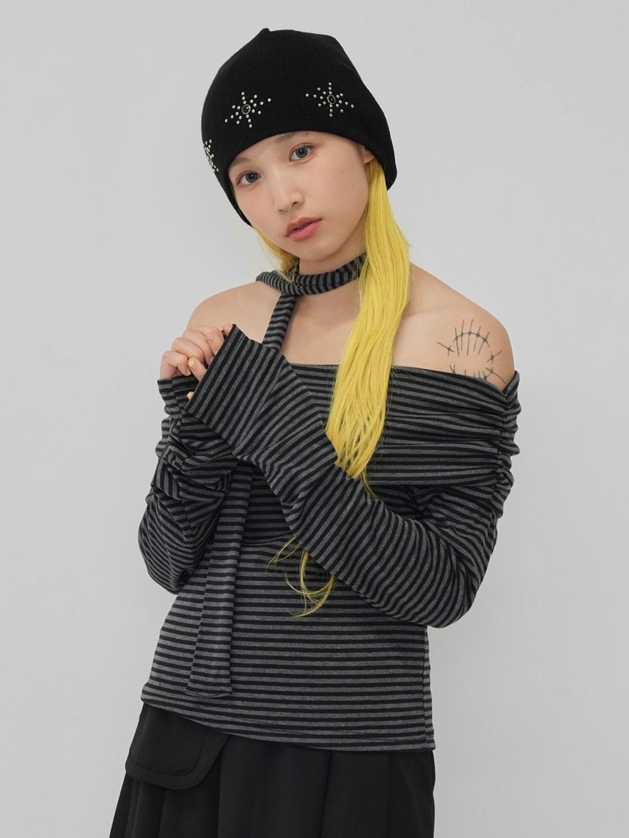 border offshoulder scarf tops