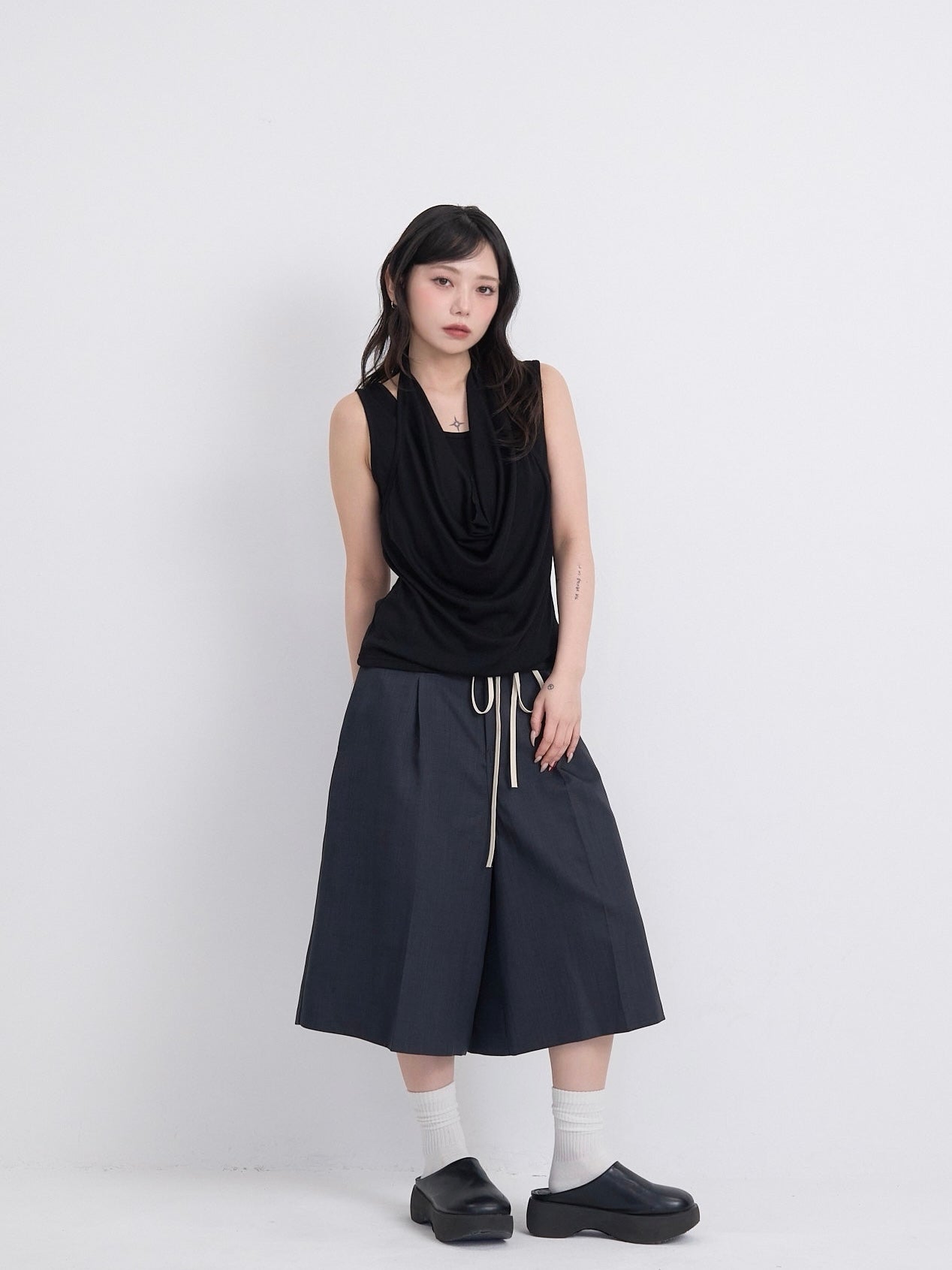 wide silhouette half pants