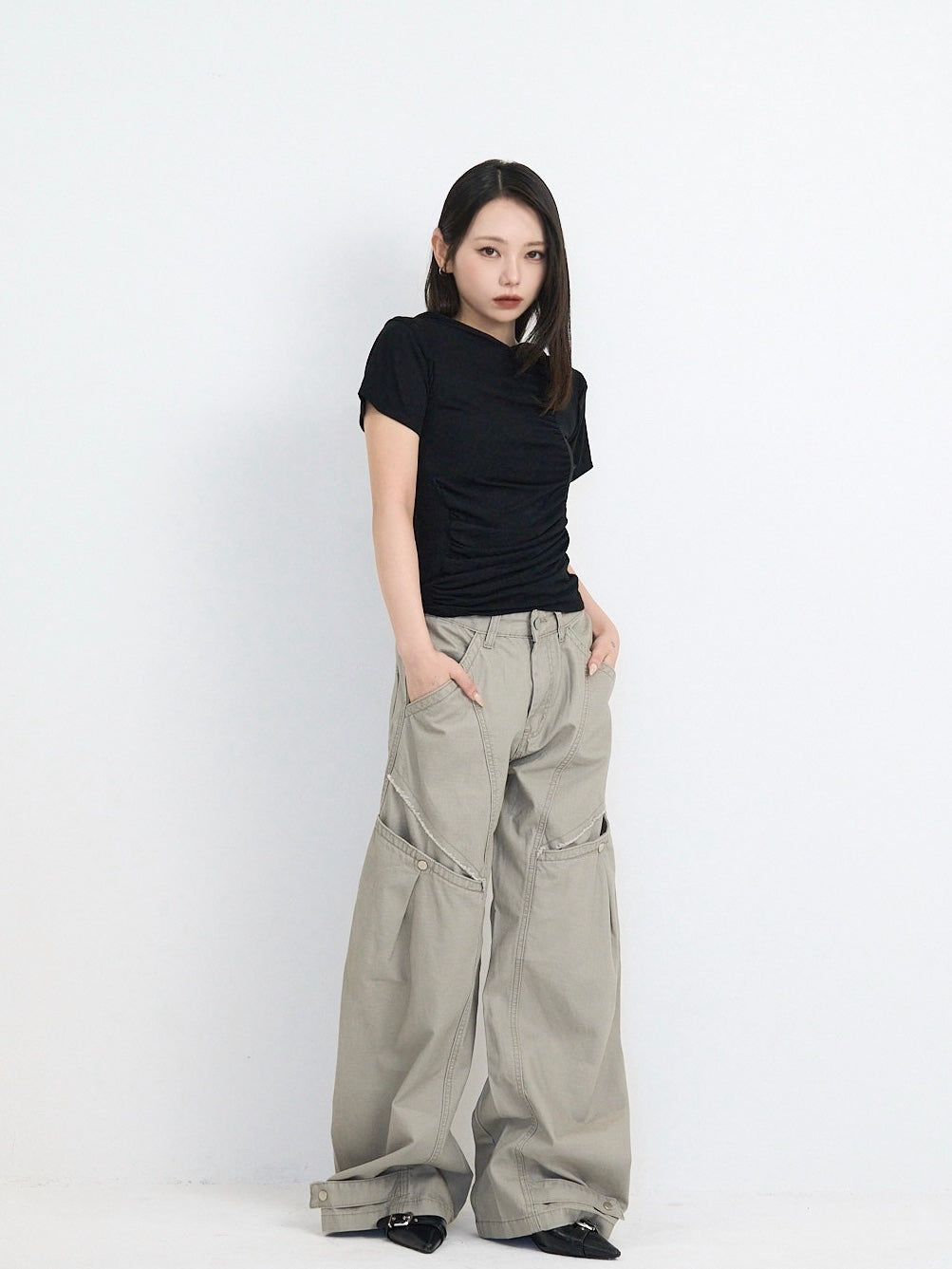 ‫low rise cargo pocket wide pants ‬