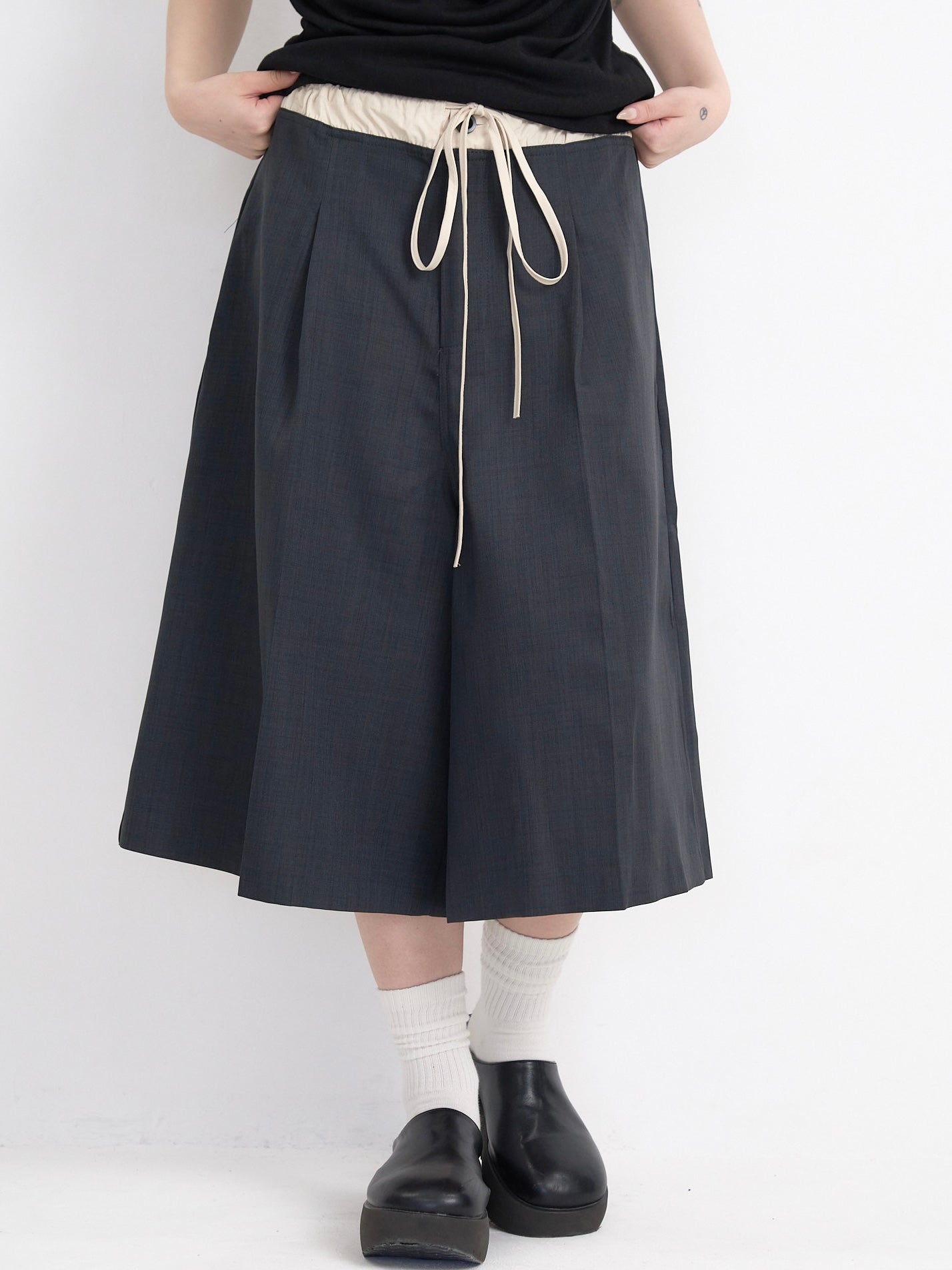wide silhouette half pants