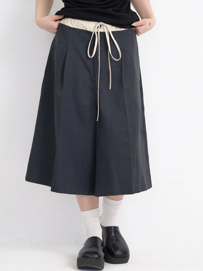 wide silhouette half pants