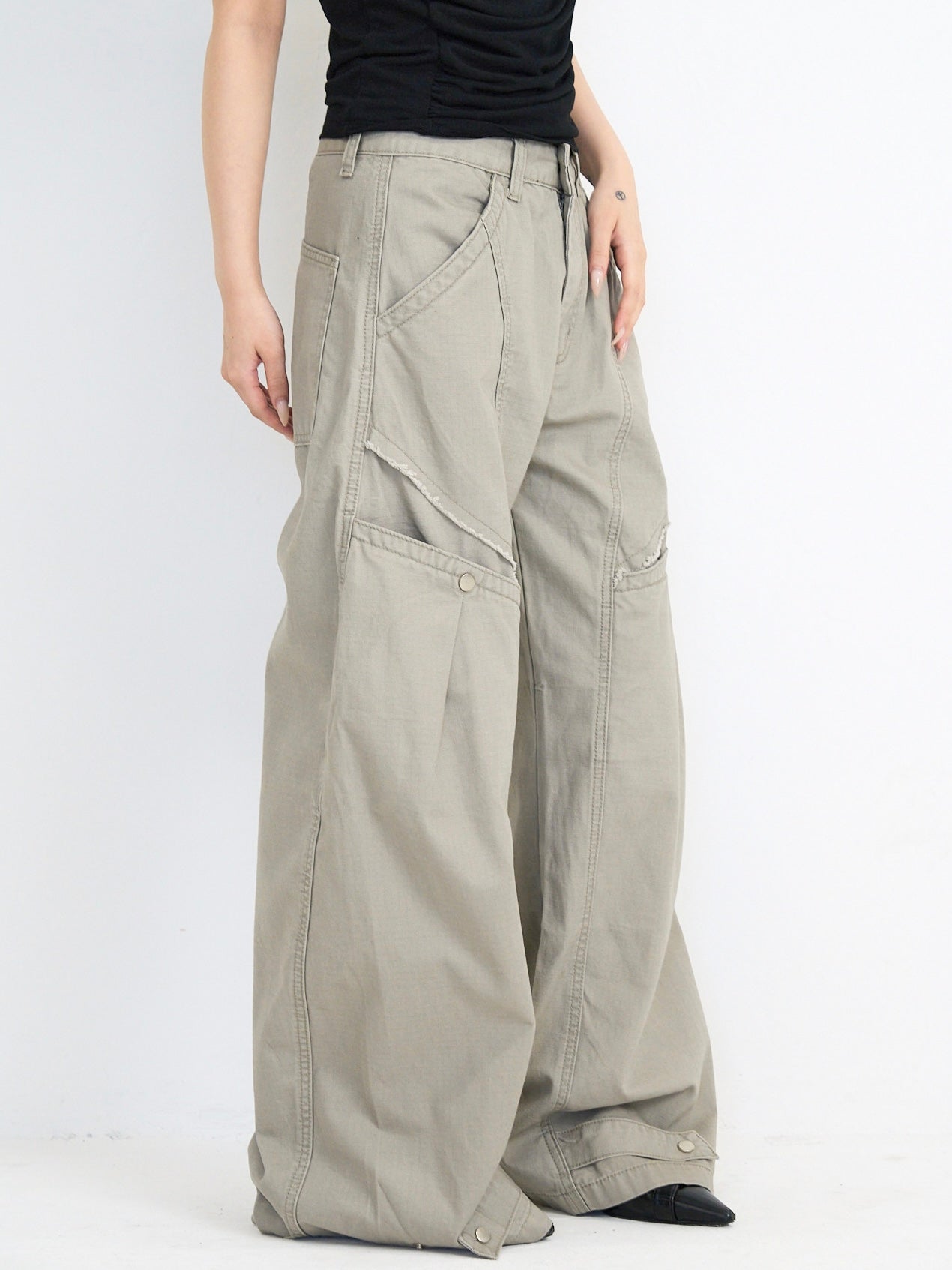 ‫low rise cargo pocket wide pants ‬