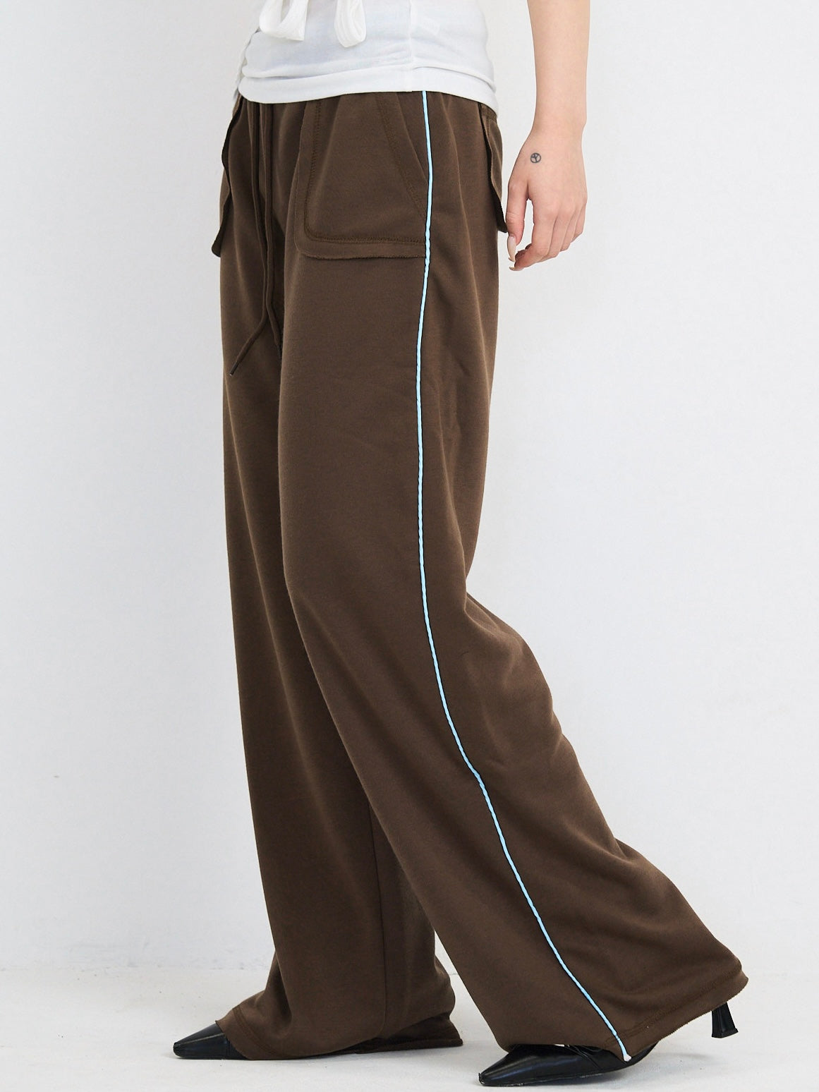 line detail wide sweat pants