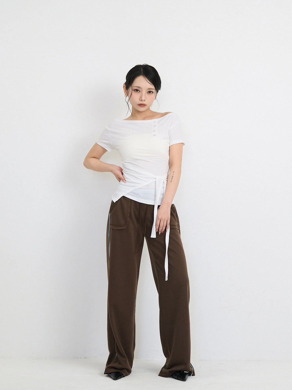line detail wide sweat pants