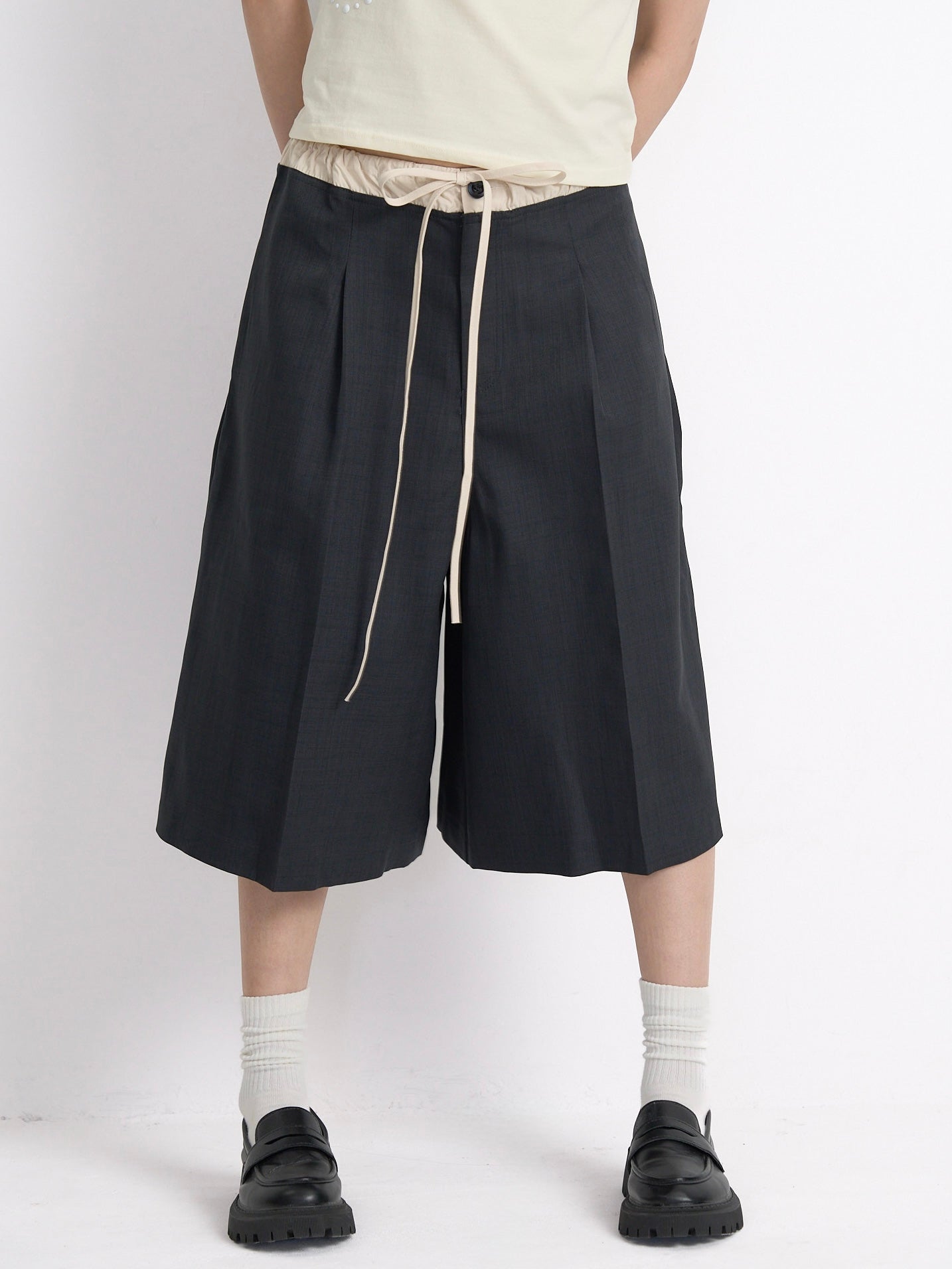 wide silhouette half pants