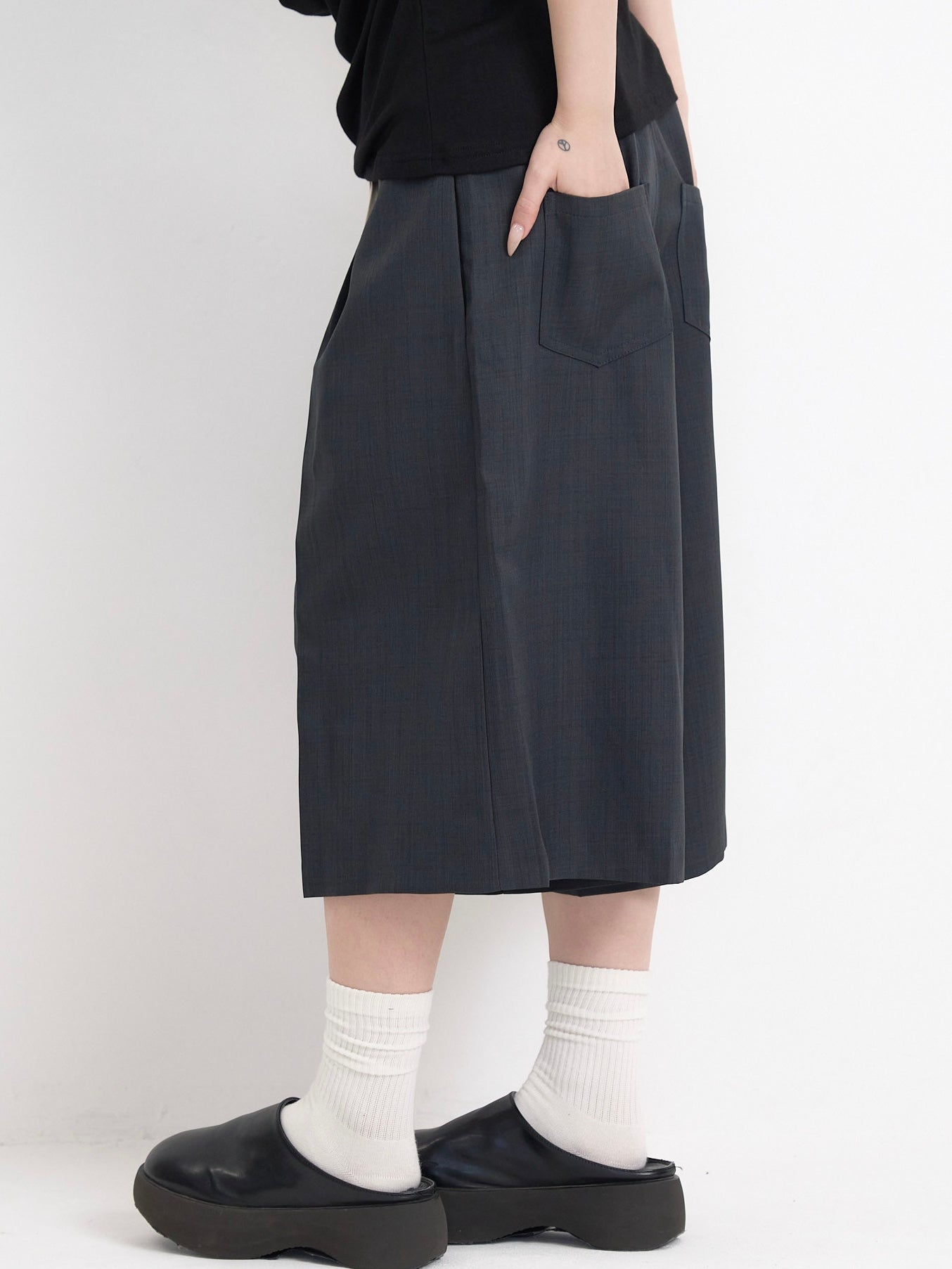 wide silhouette half pants