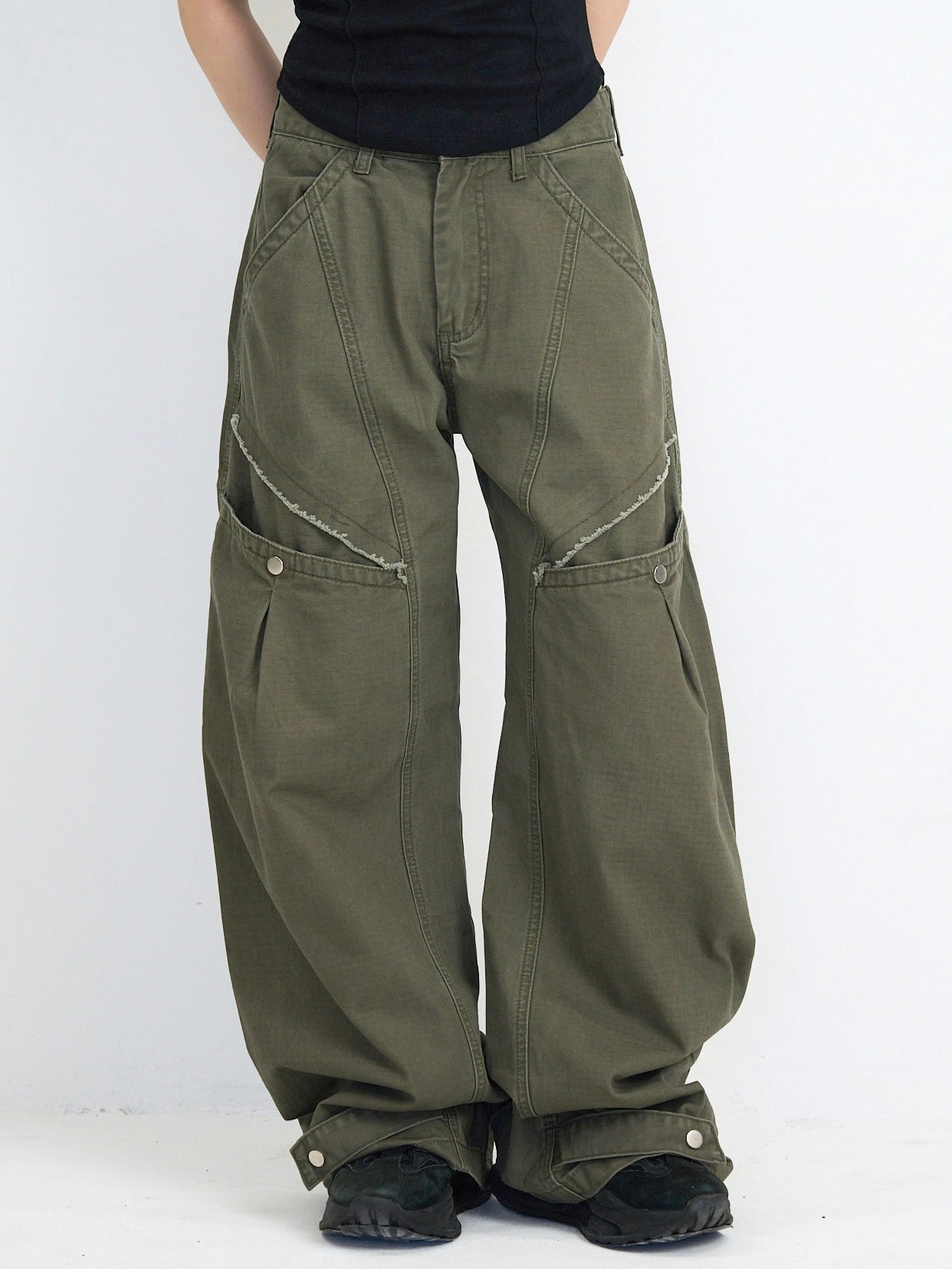 ‫low rise cargo pocket wide pants ‬
