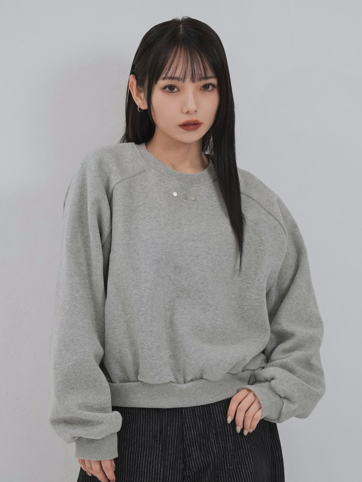 studs neck cropped sweat tops