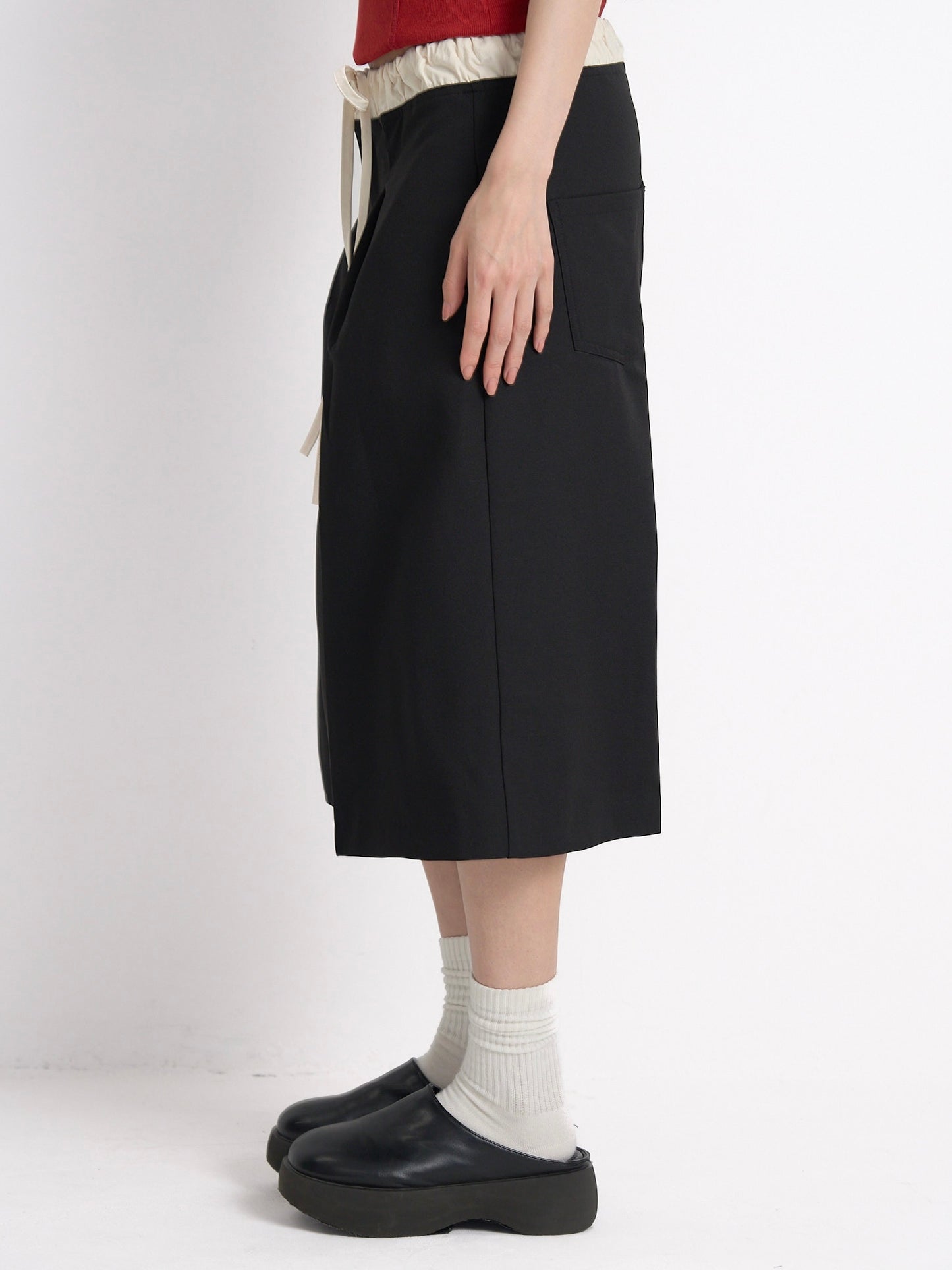 wide silhouette half pants