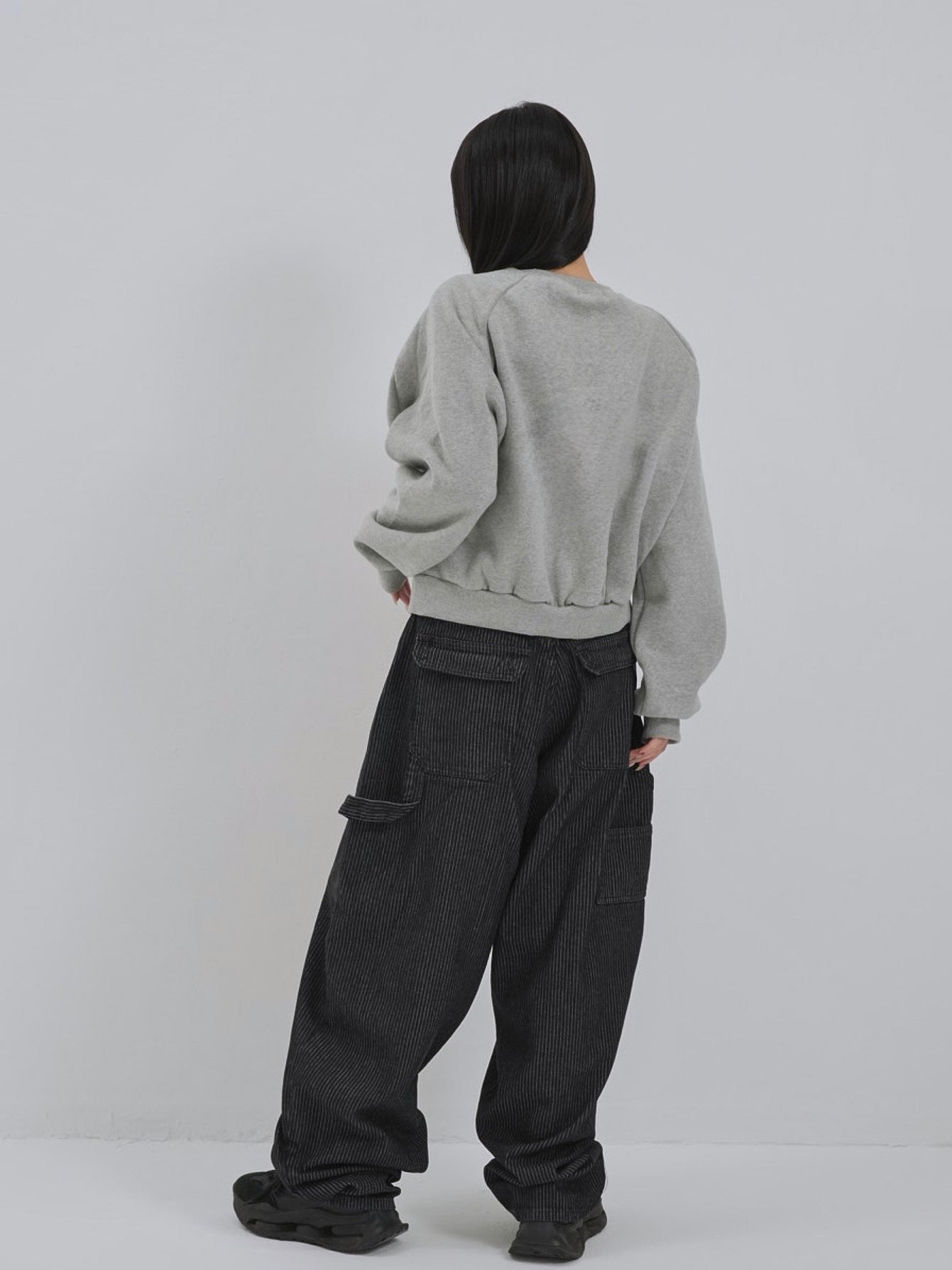 studs neck cropped sweat tops