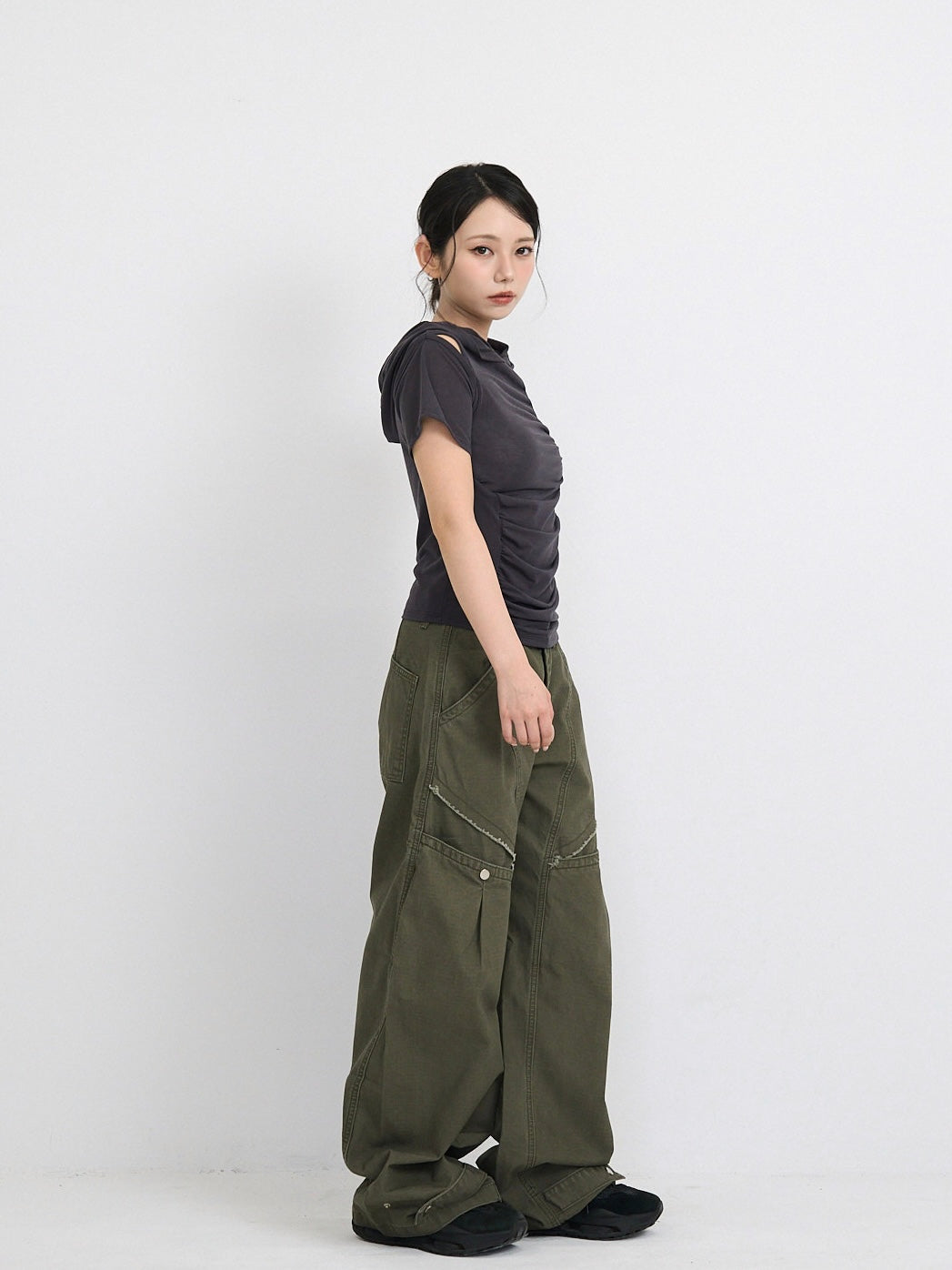‫low rise cargo pocket wide pants ‬