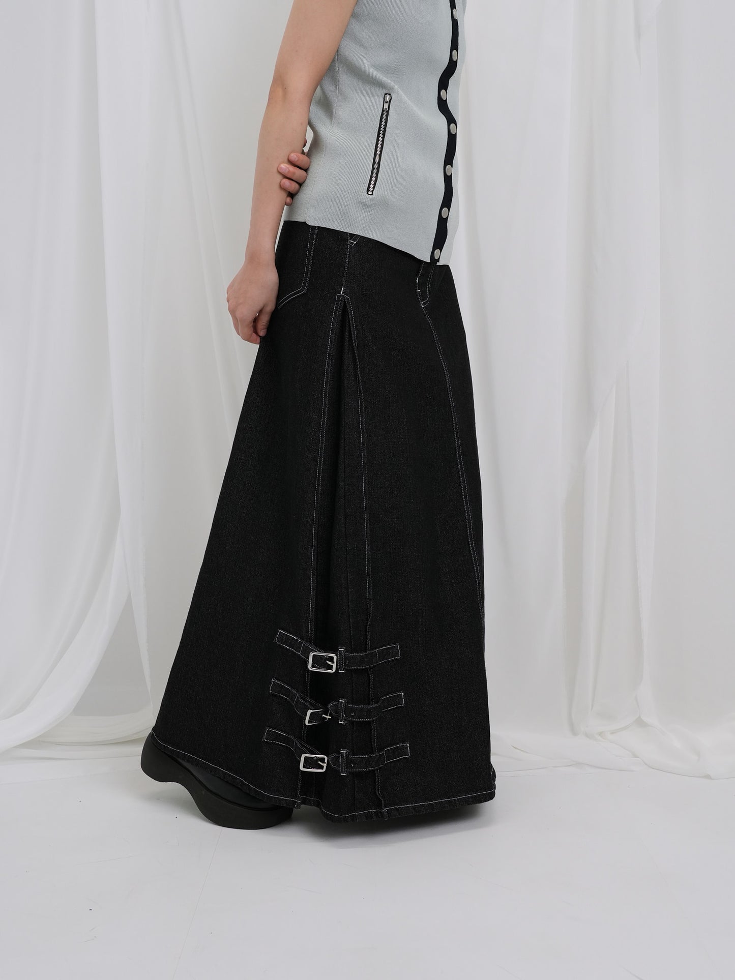 belt long denim skirt