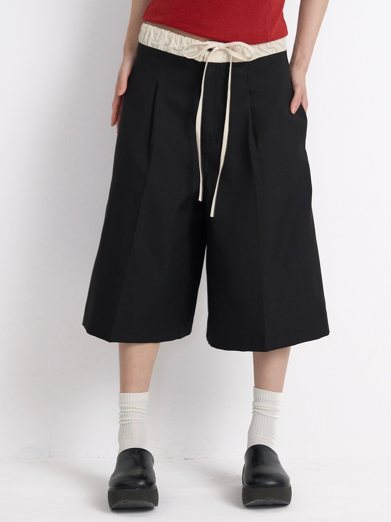 wide silhouette half pants