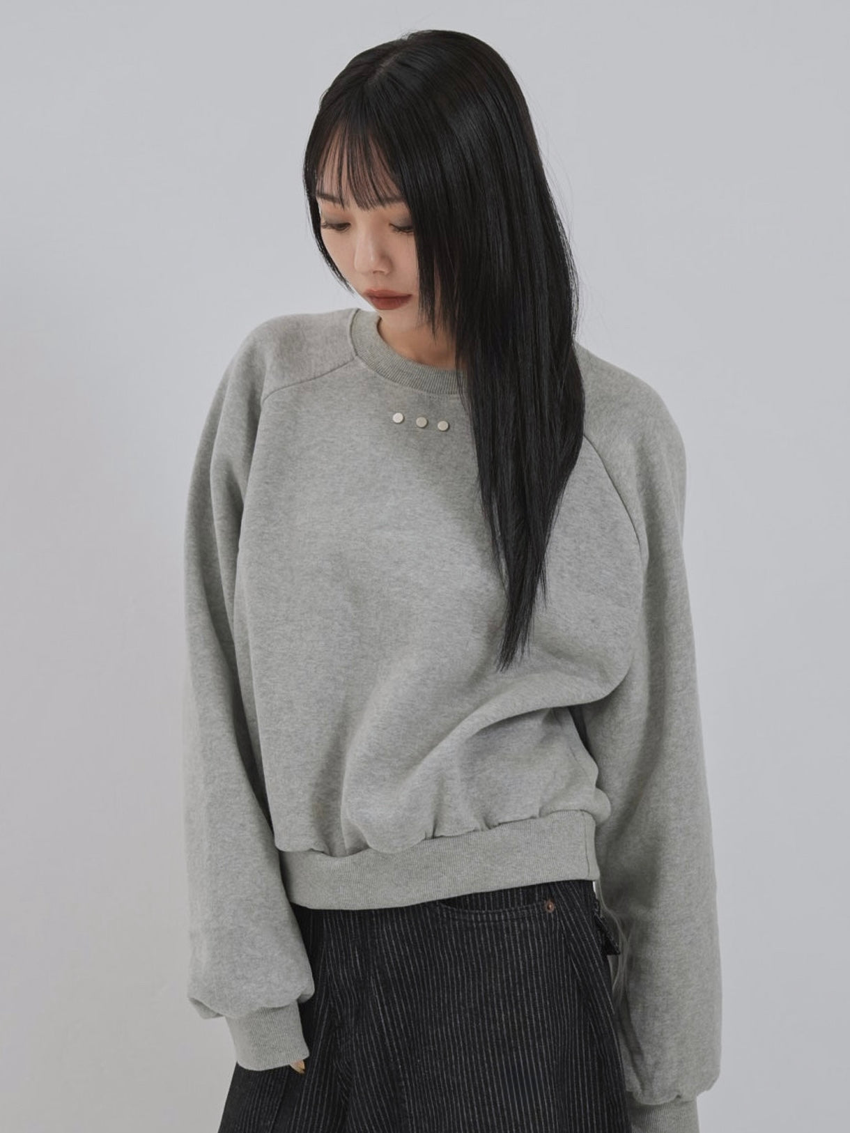 studs neck cropped sweat tops