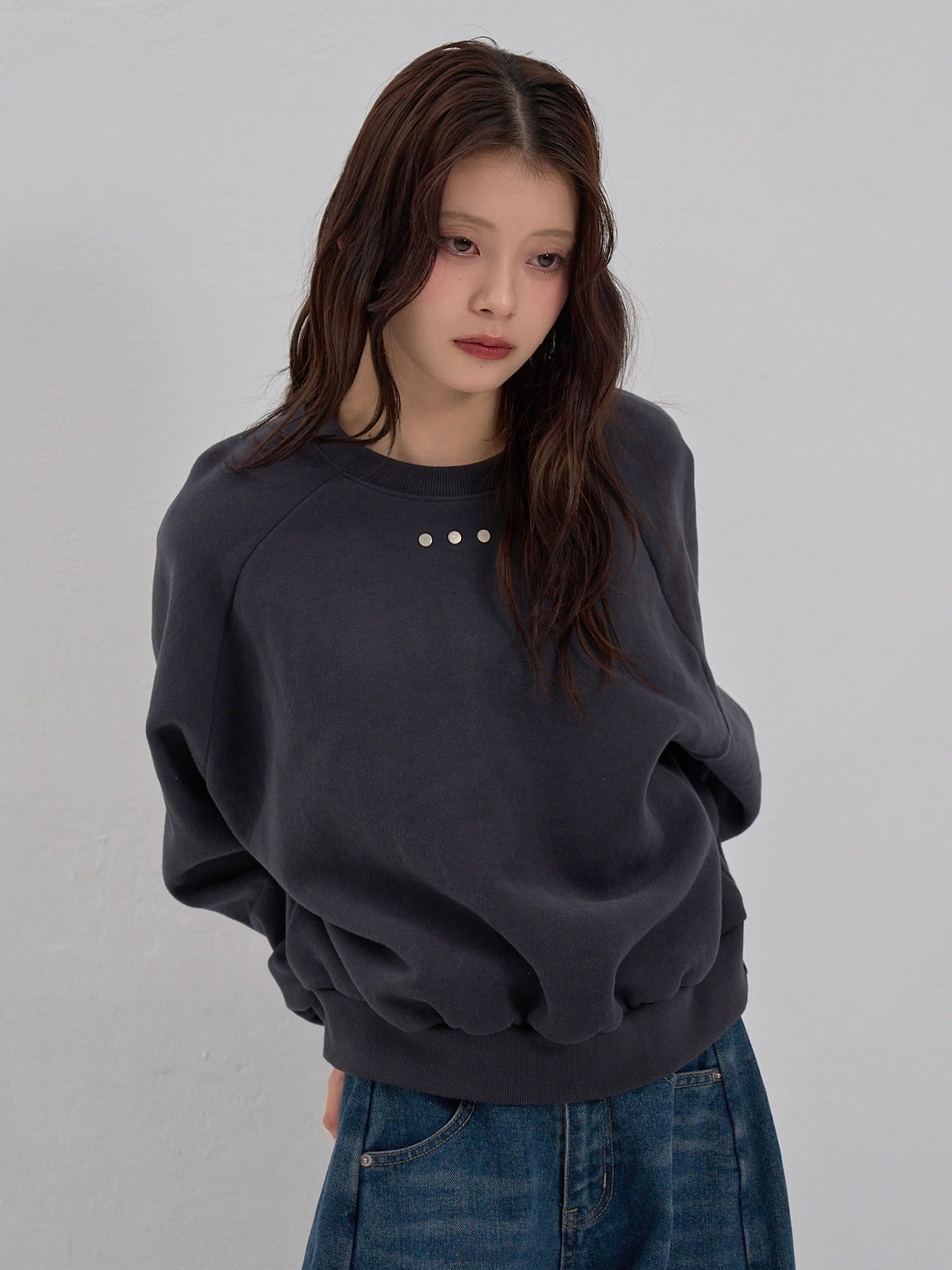 studs neck cropped sweat tops