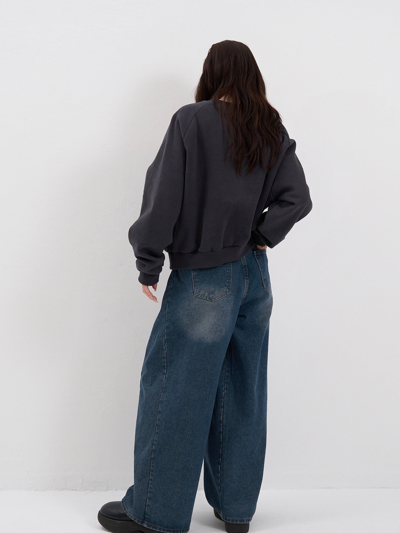 studs neck cropped sweat tops