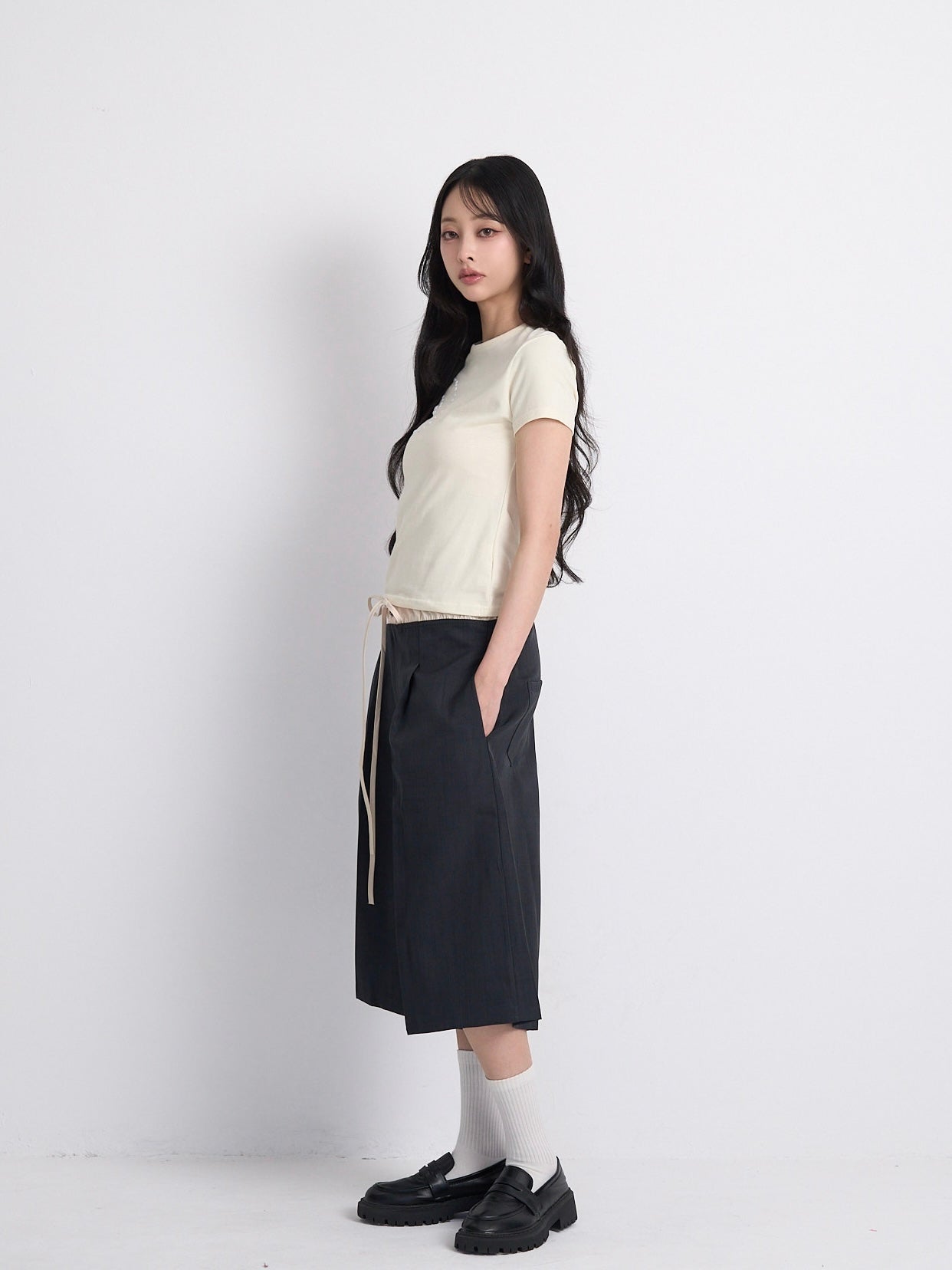 wide silhouette half pants