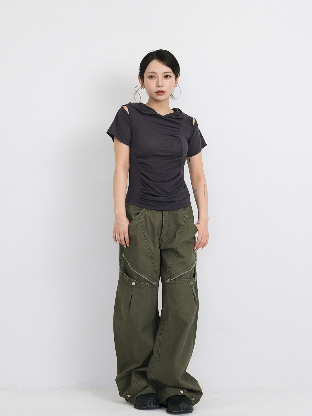 ‫low rise cargo pocket wide pants ‬