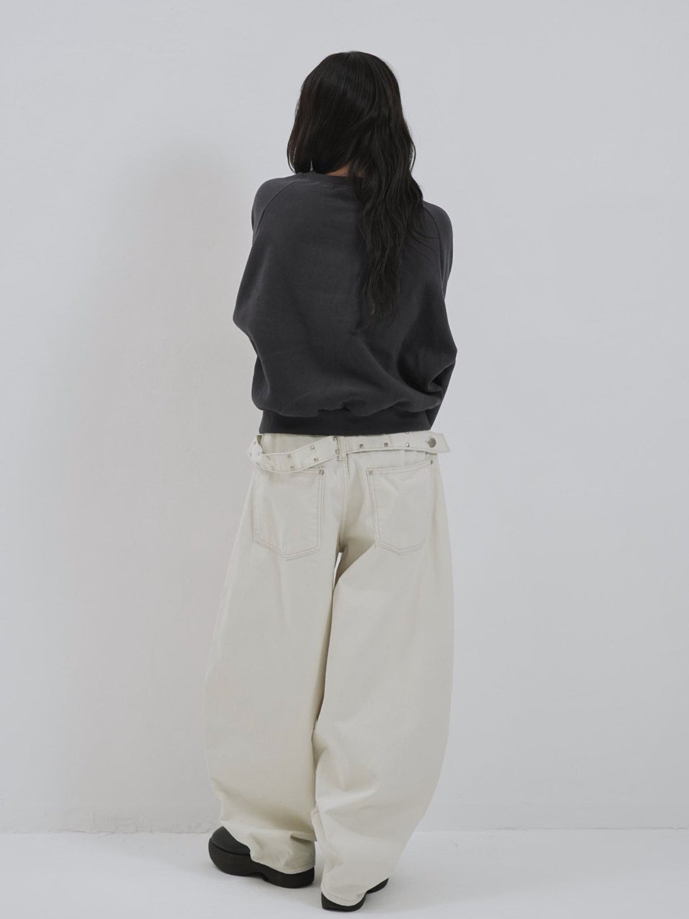 studs neck cropped sweat tops