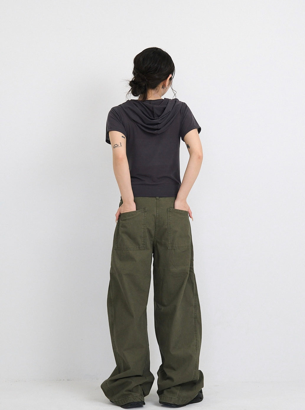 ‫low rise cargo pocket wide pants ‬