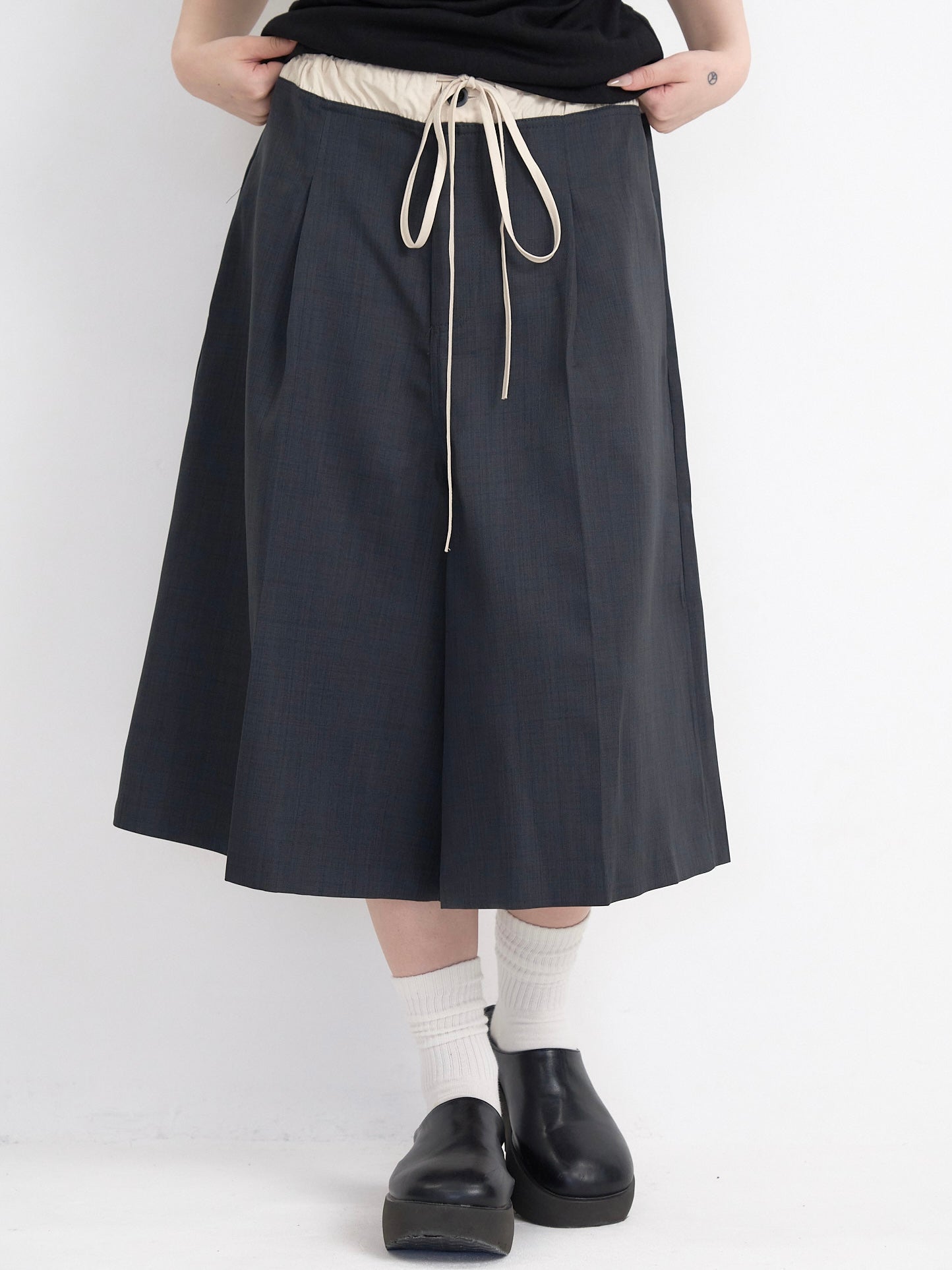 wide silhouette half pants