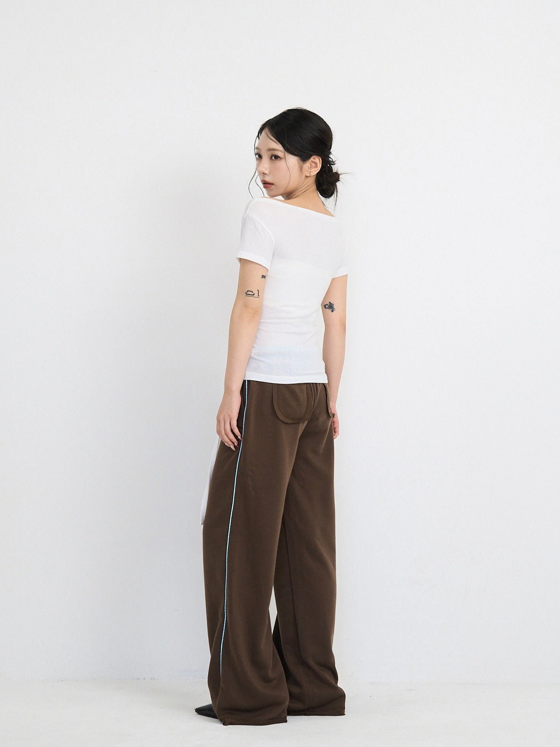 line detail wide sweat pants