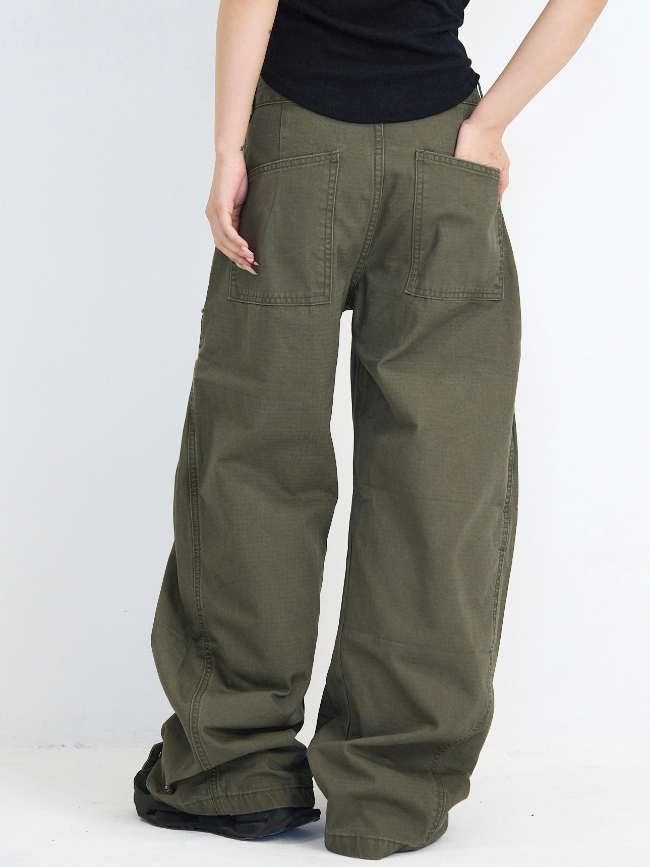 ‫low rise cargo pocket wide pants ‬