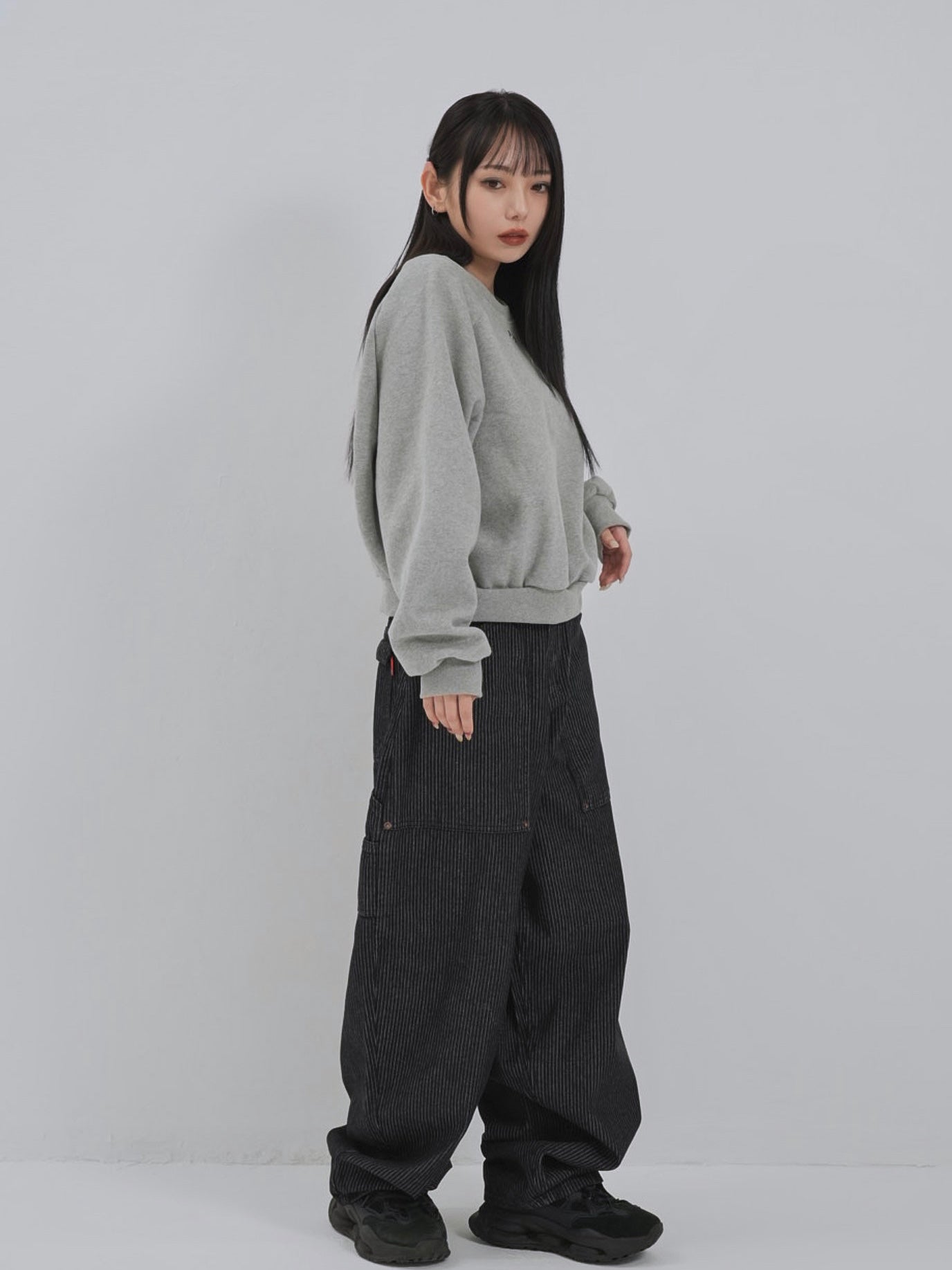 studs neck cropped sweat tops