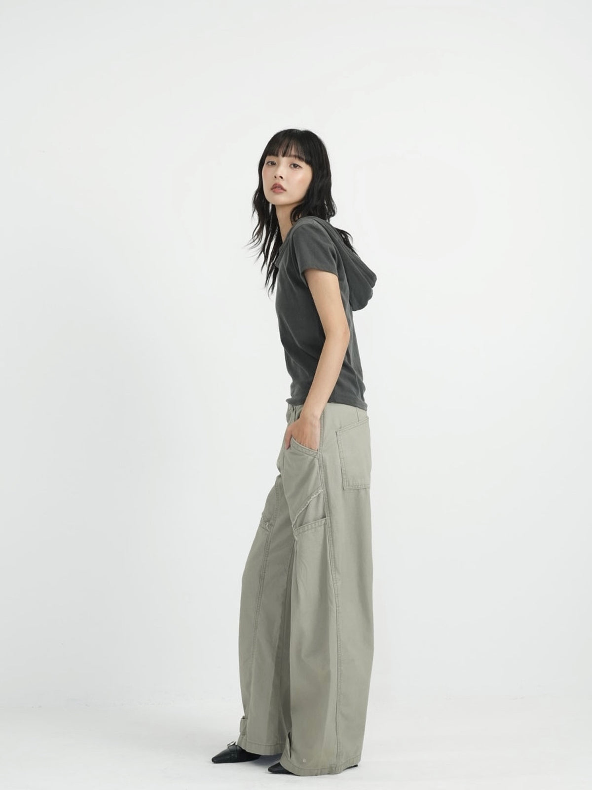 ‫low rise cargo pocket wide pants ‬