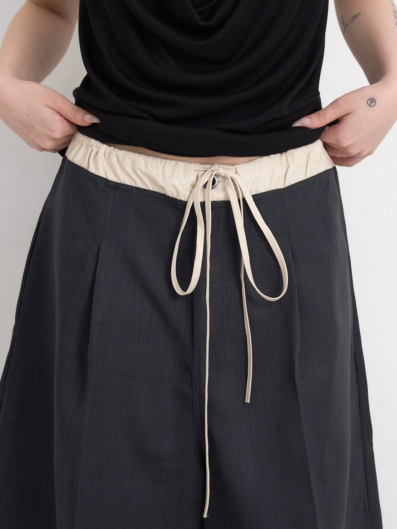 wide silhouette half pants