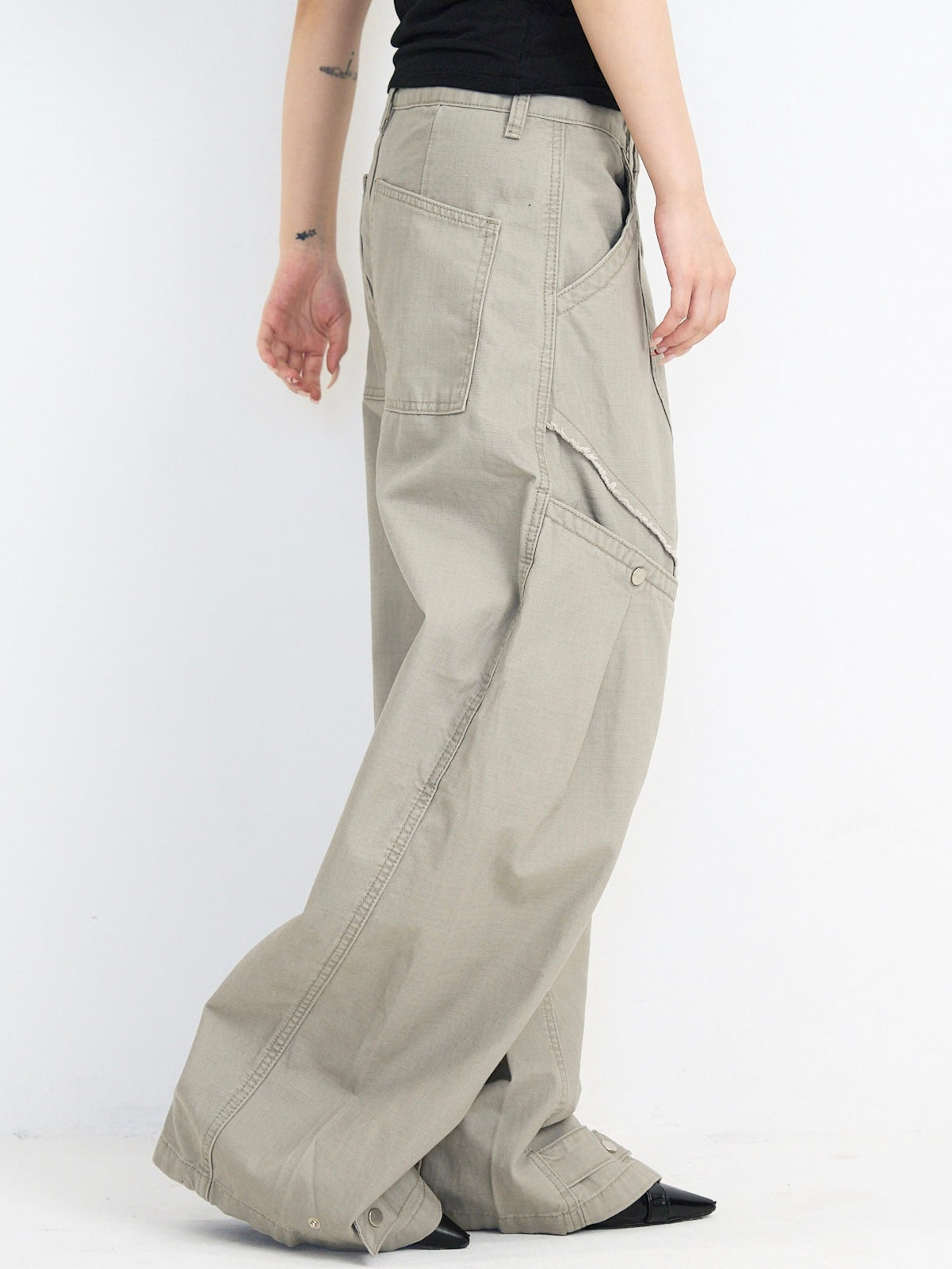 ‫low rise cargo pocket wide pants ‬