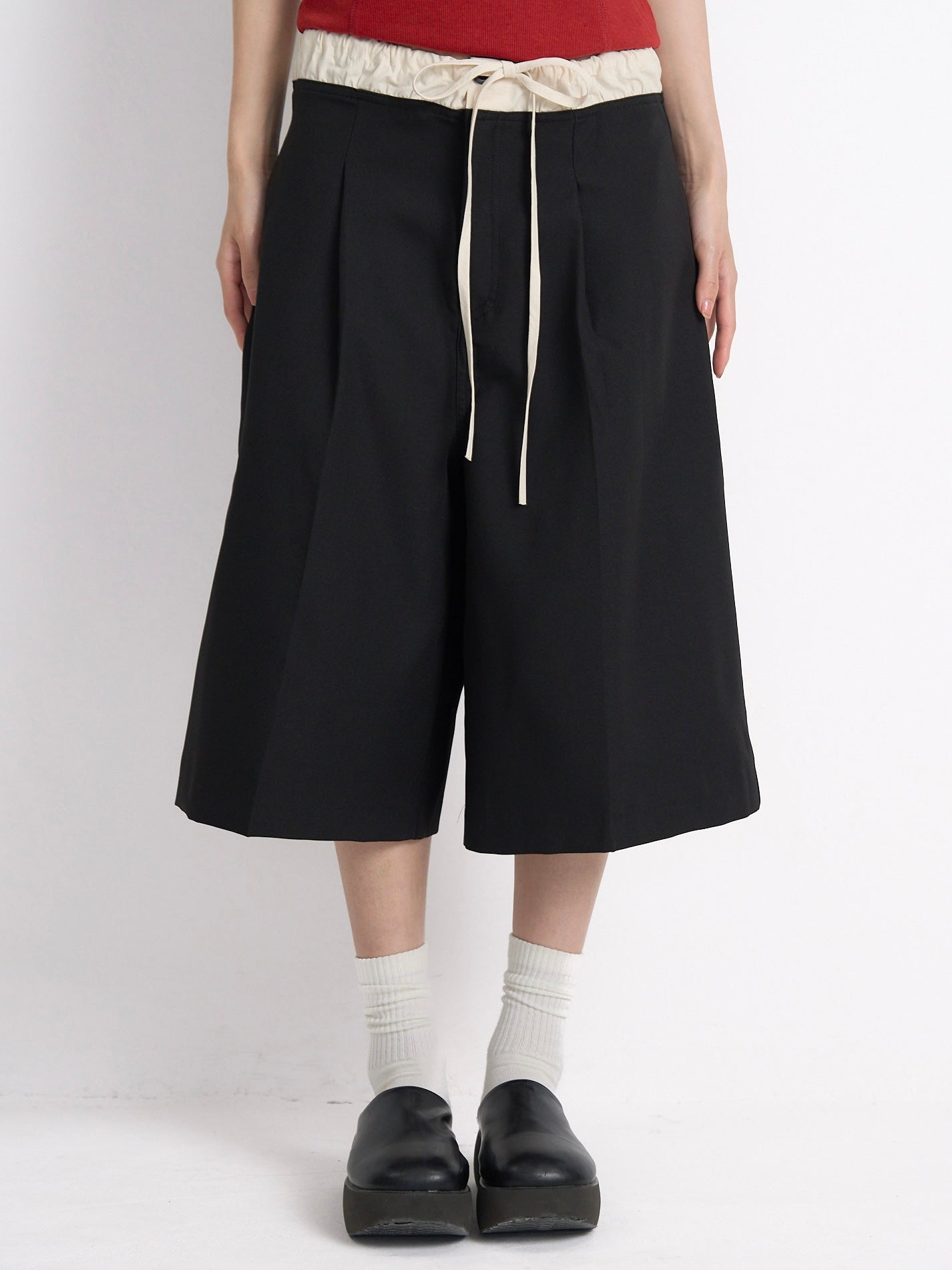 wide silhouette half pants