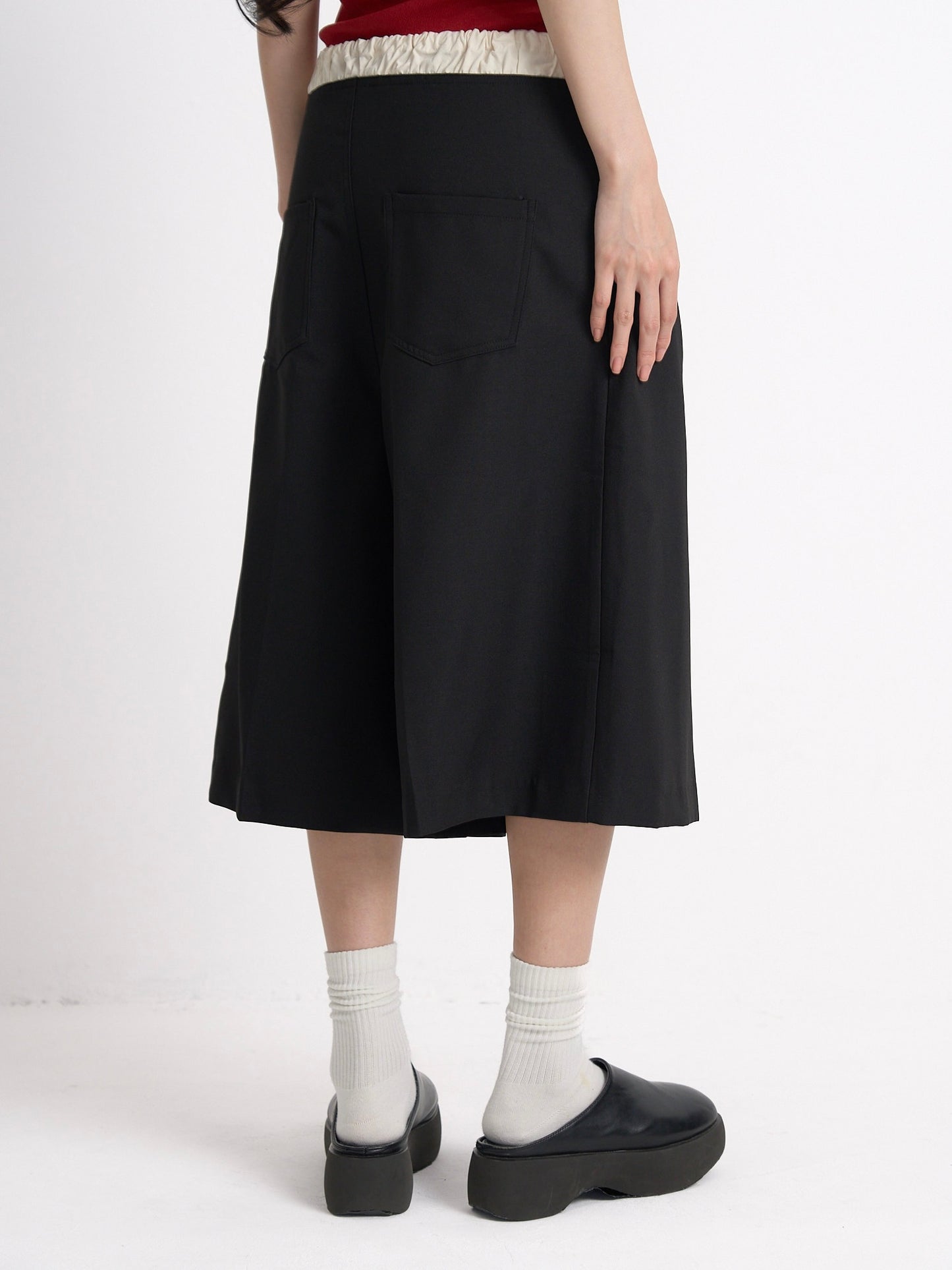 wide silhouette half pants