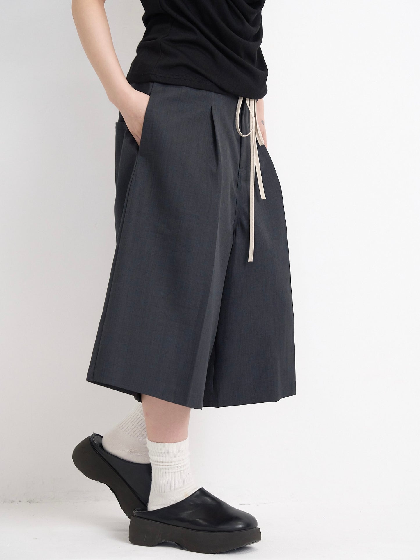 wide silhouette half pants