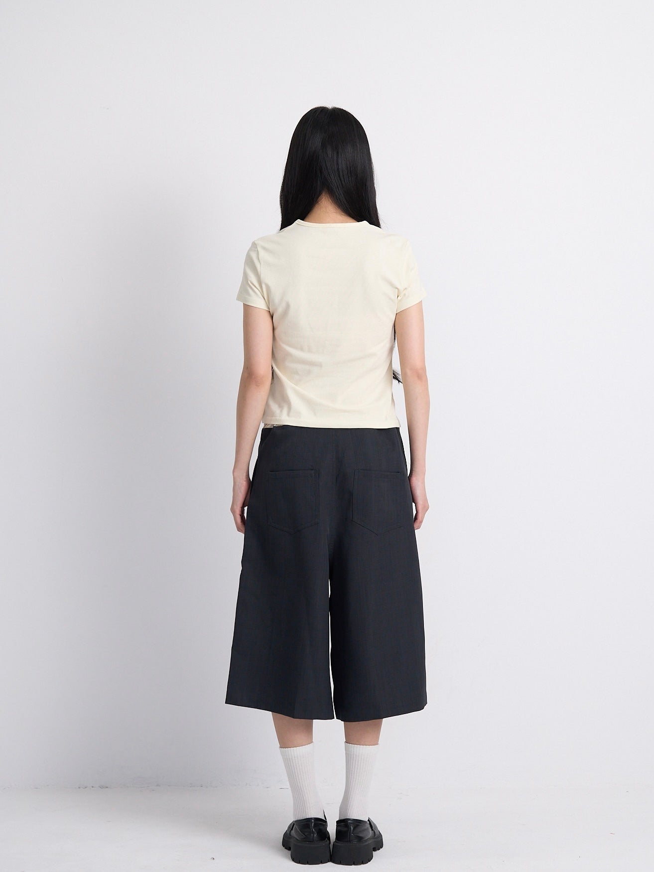 wide silhouette half pants