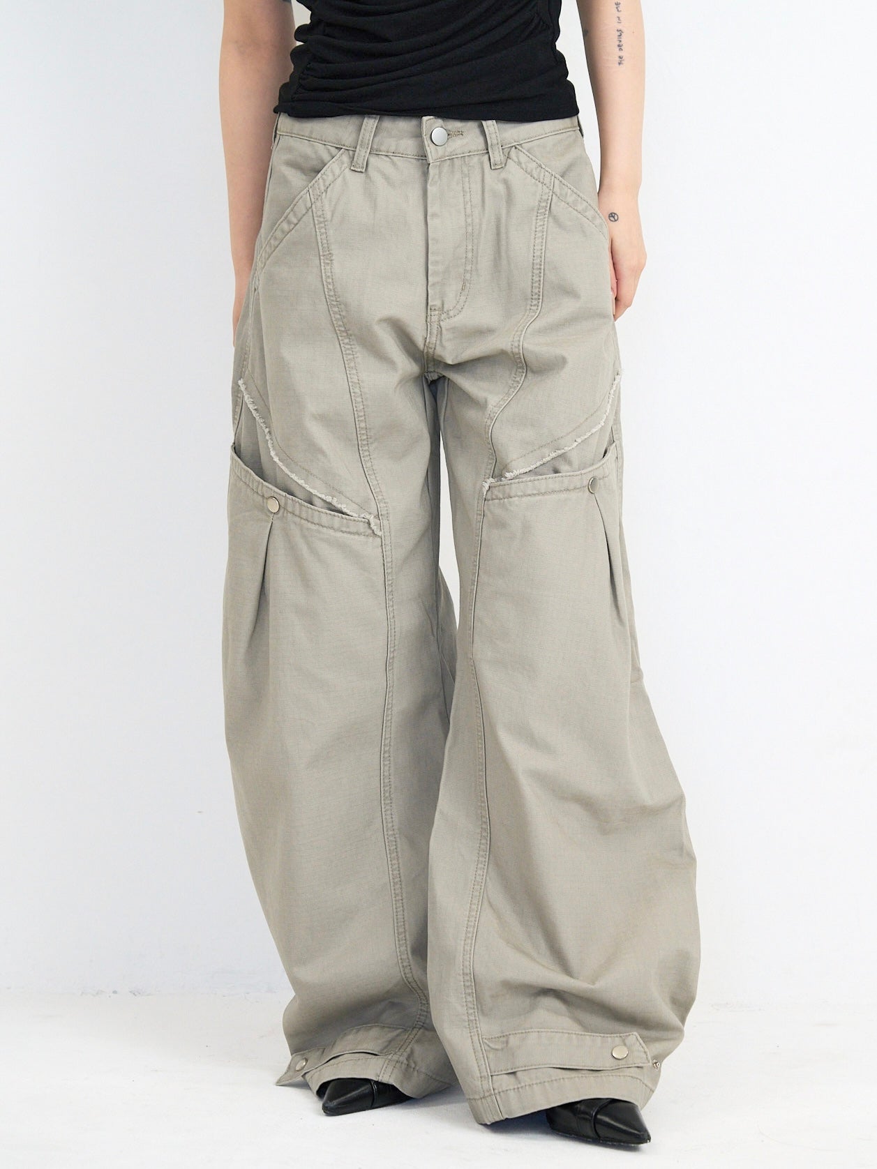 ‫low rise cargo pocket wide pants ‬