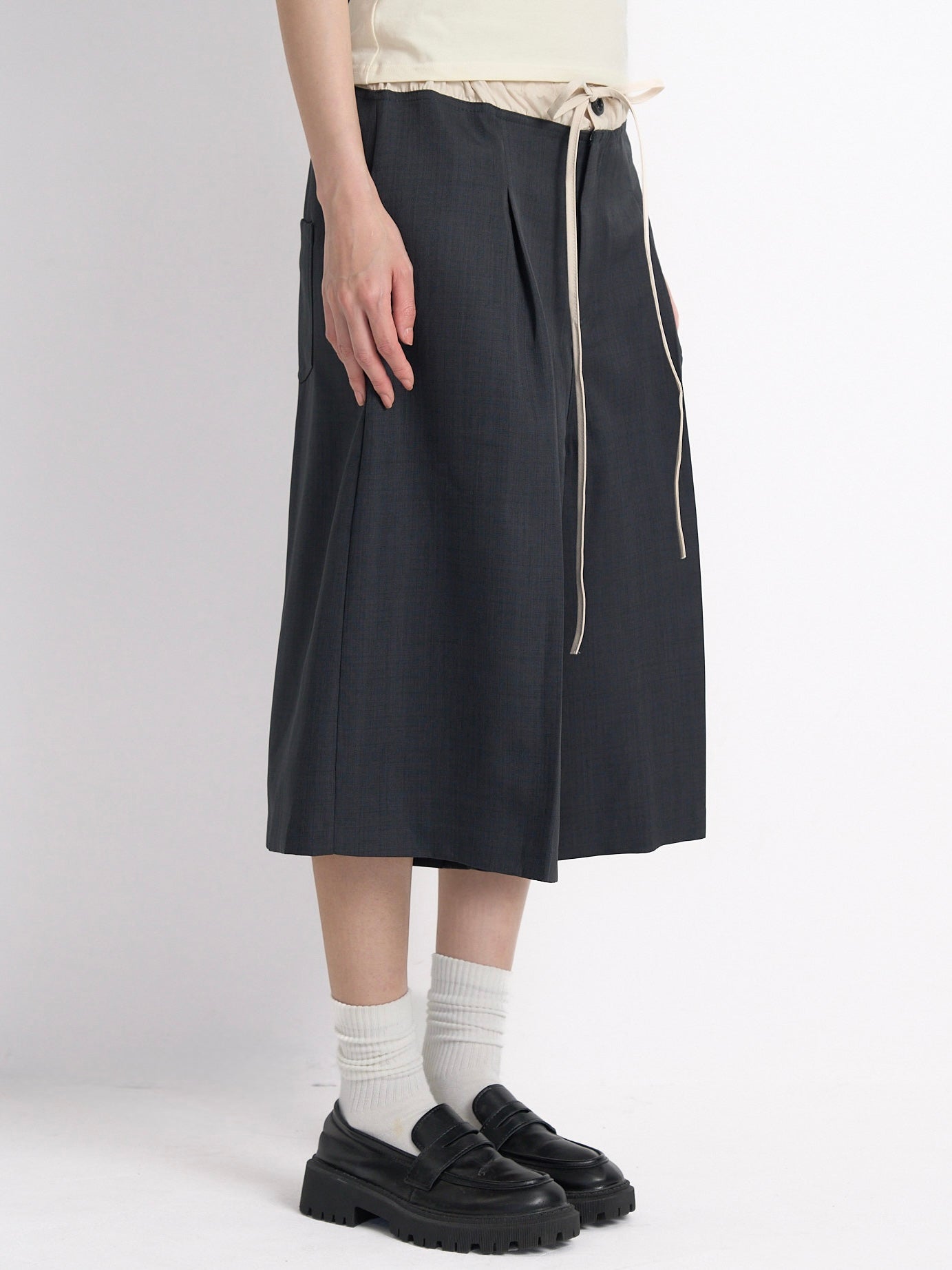 wide silhouette half pants