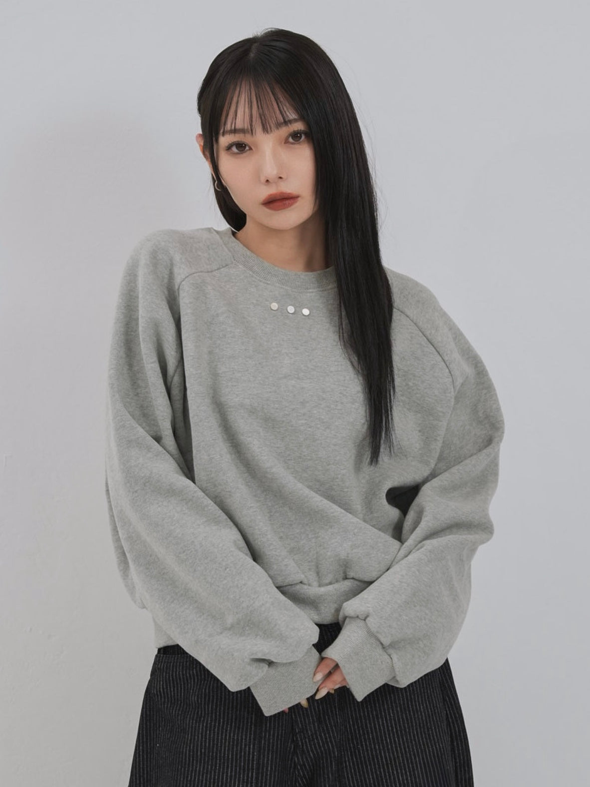 studs neck cropped sweat tops