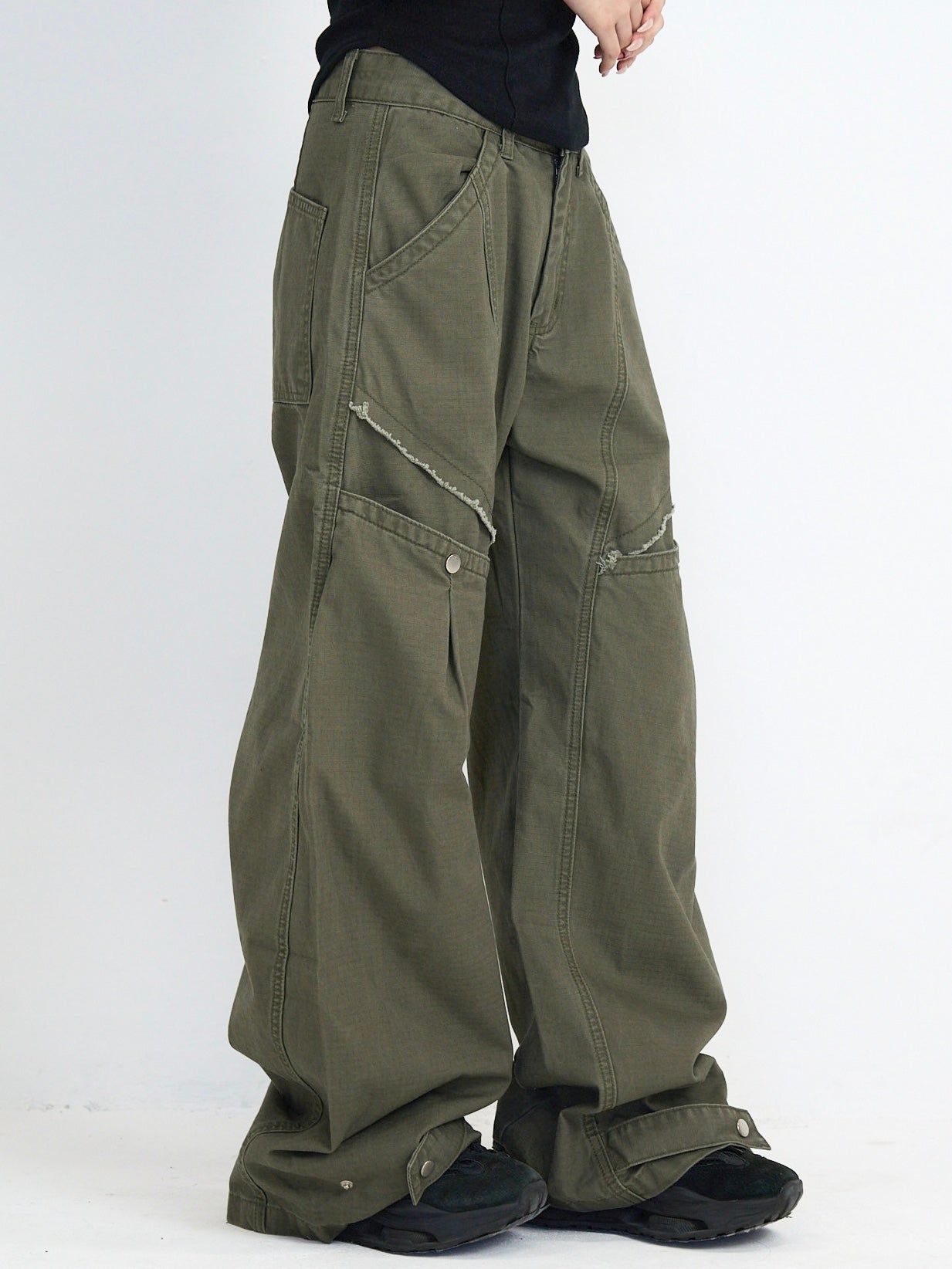 ‫low rise cargo pocket wide pants ‬
