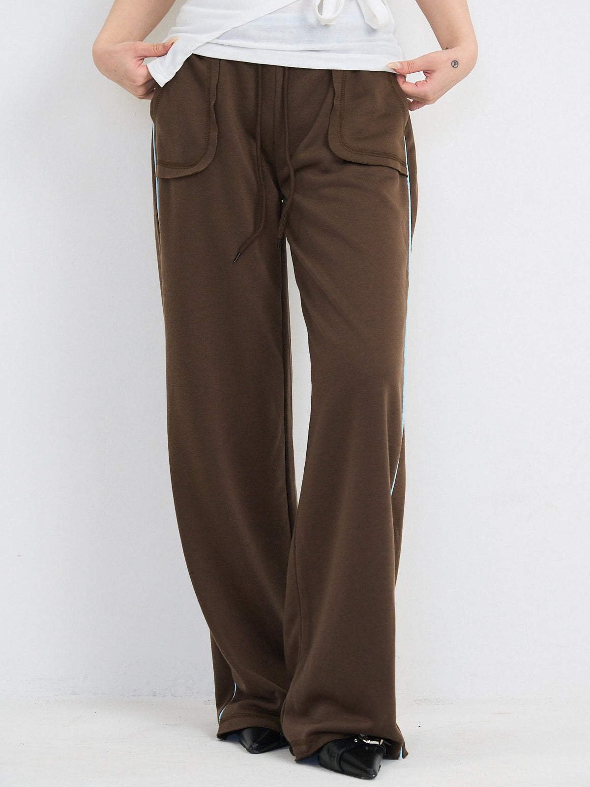 line detail wide sweat pants