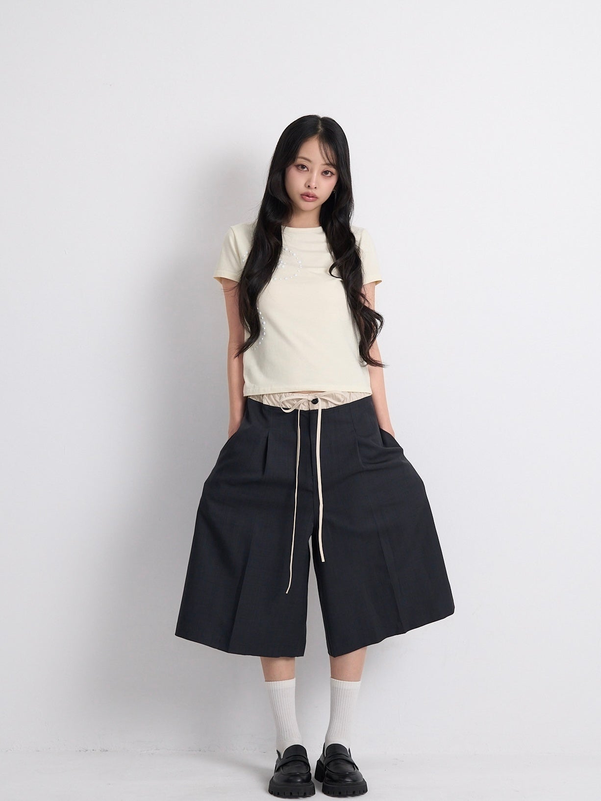 wide silhouette half pants