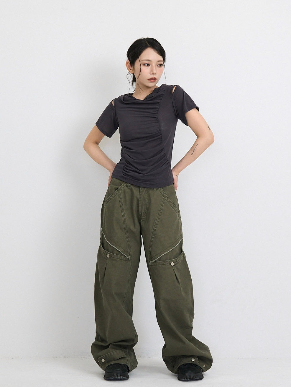 ‫low rise cargo pocket wide pants ‬