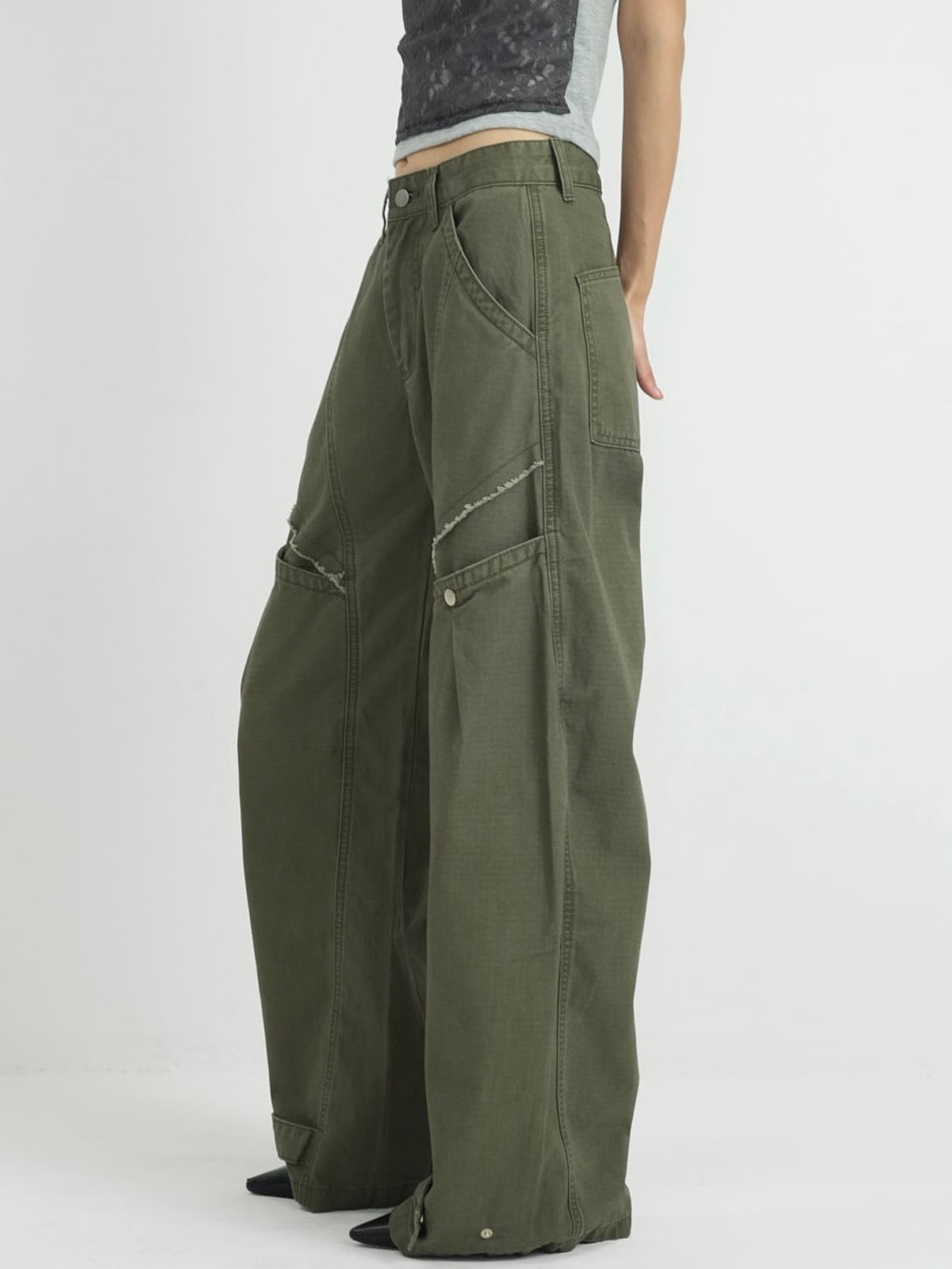 ‫low rise cargo pocket wide pants ‬