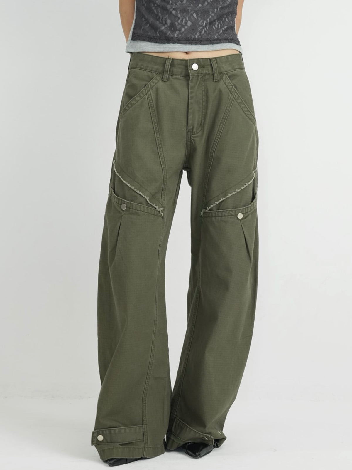 ‫low rise cargo pocket wide pants ‬