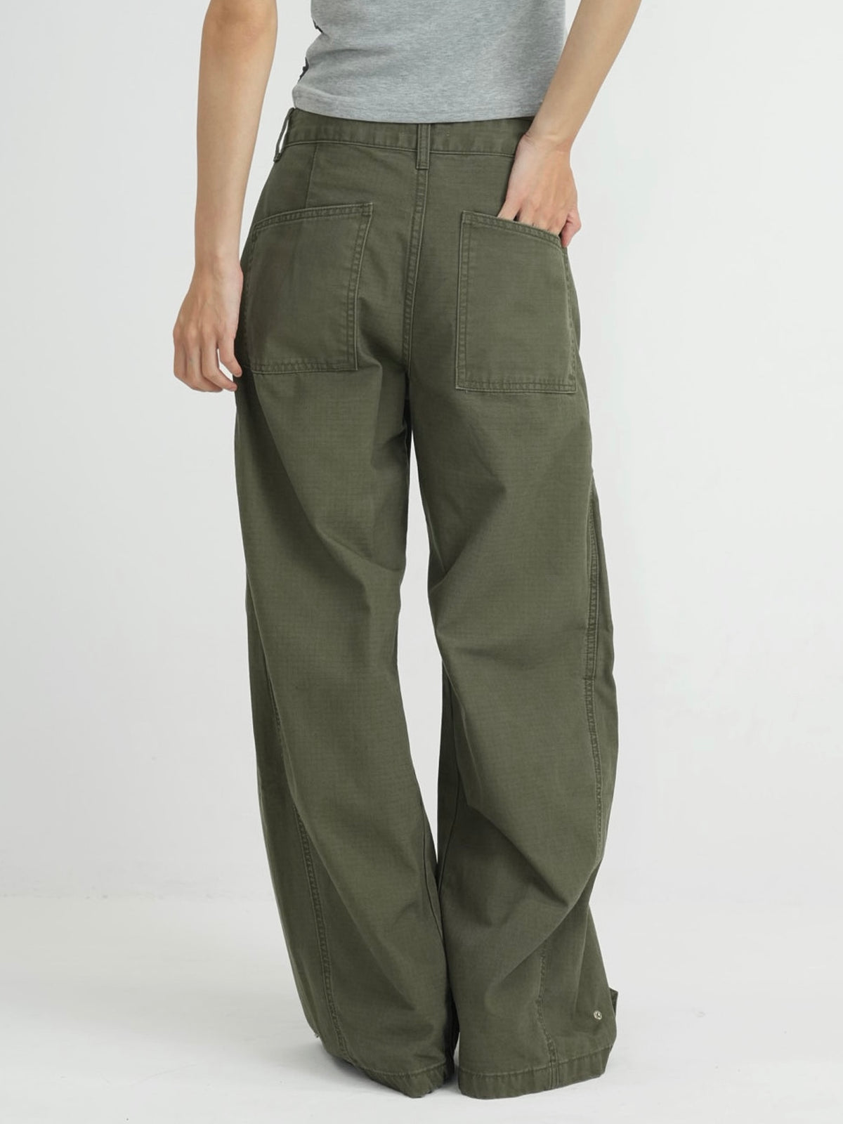 ‫low rise cargo pocket wide pants ‬
