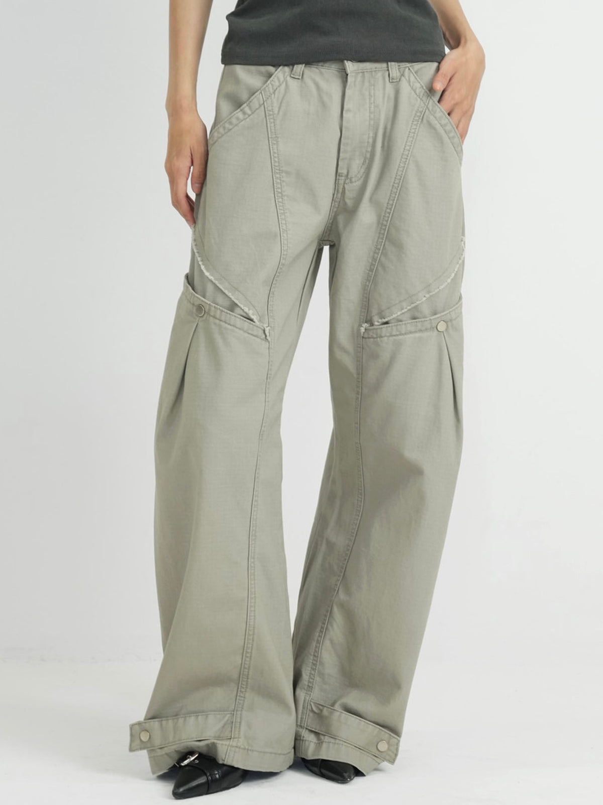 ‫low rise cargo pocket wide pants ‬