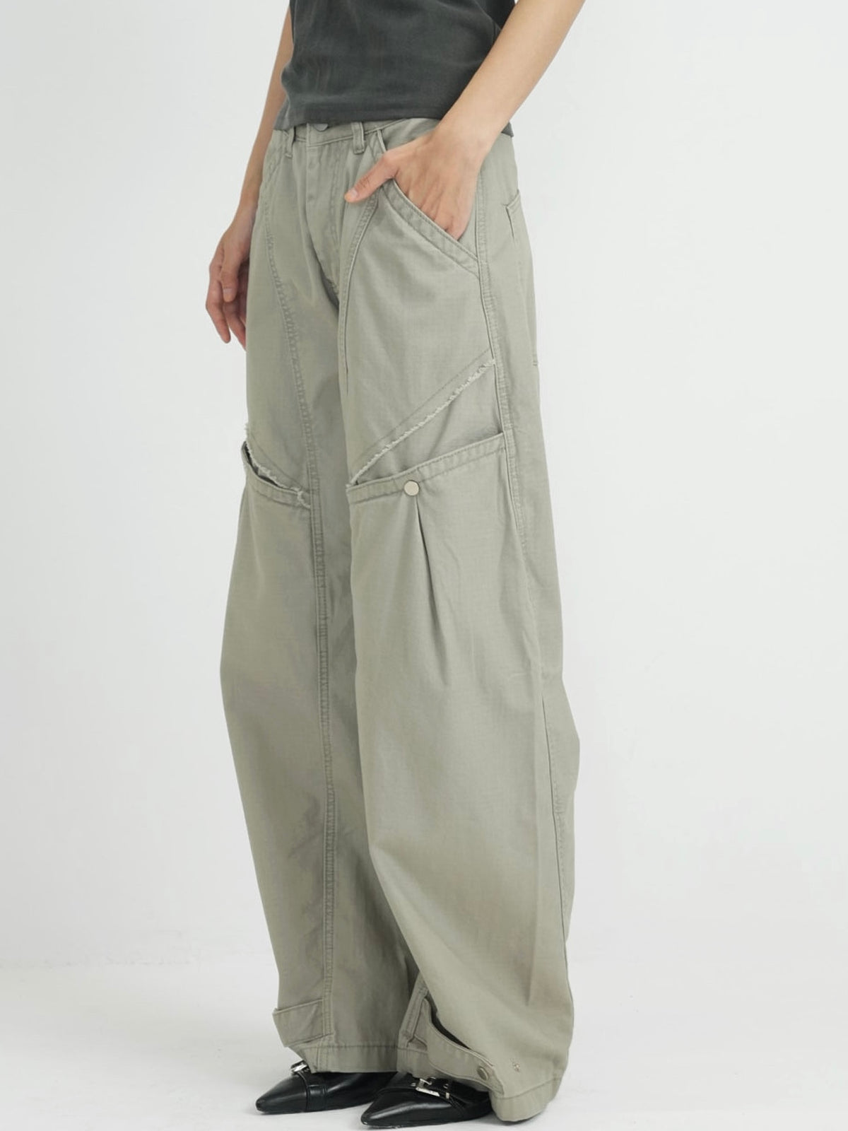 ‫low rise cargo pocket wide pants ‬