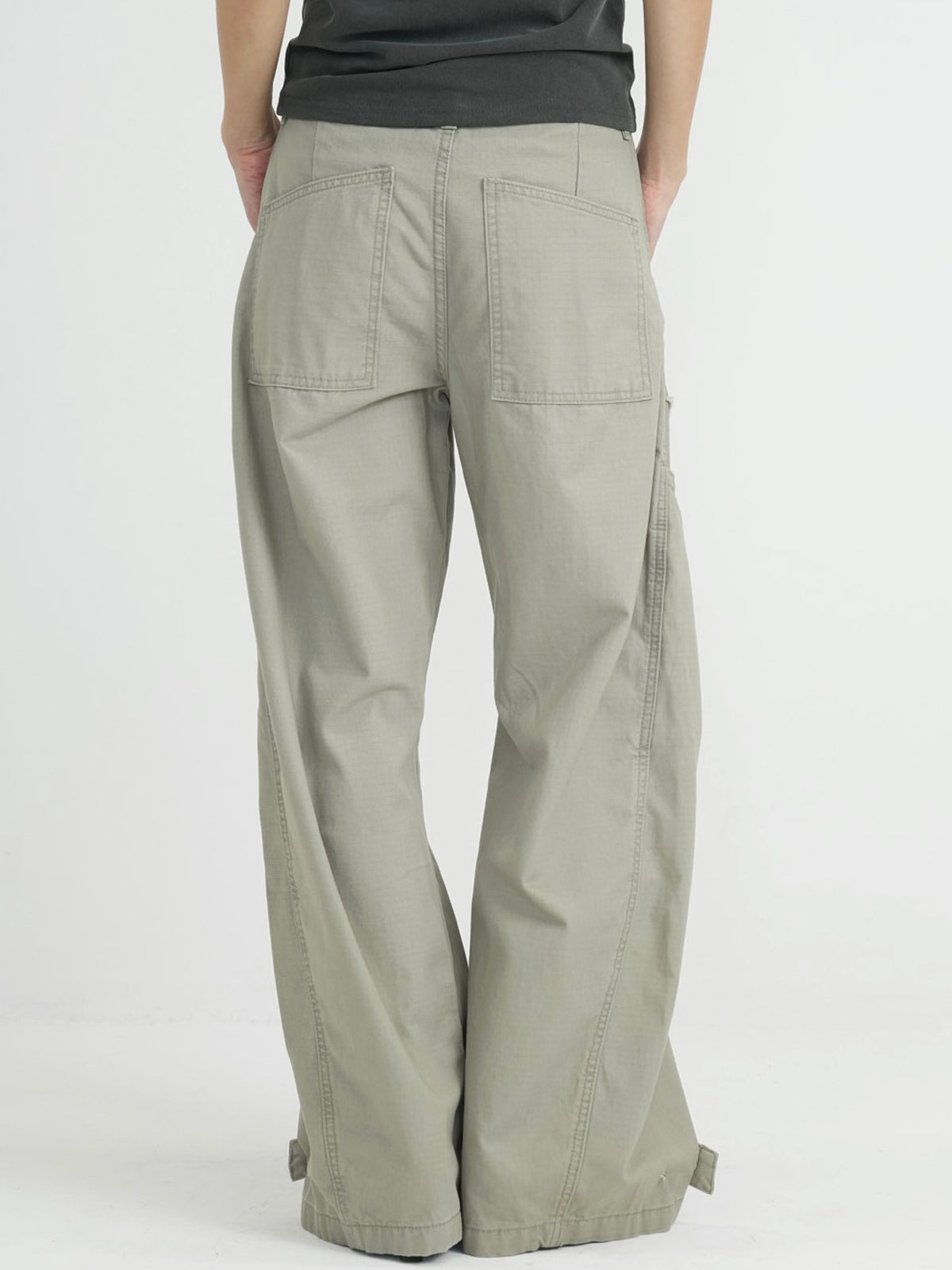‫low rise cargo pocket wide pants ‬